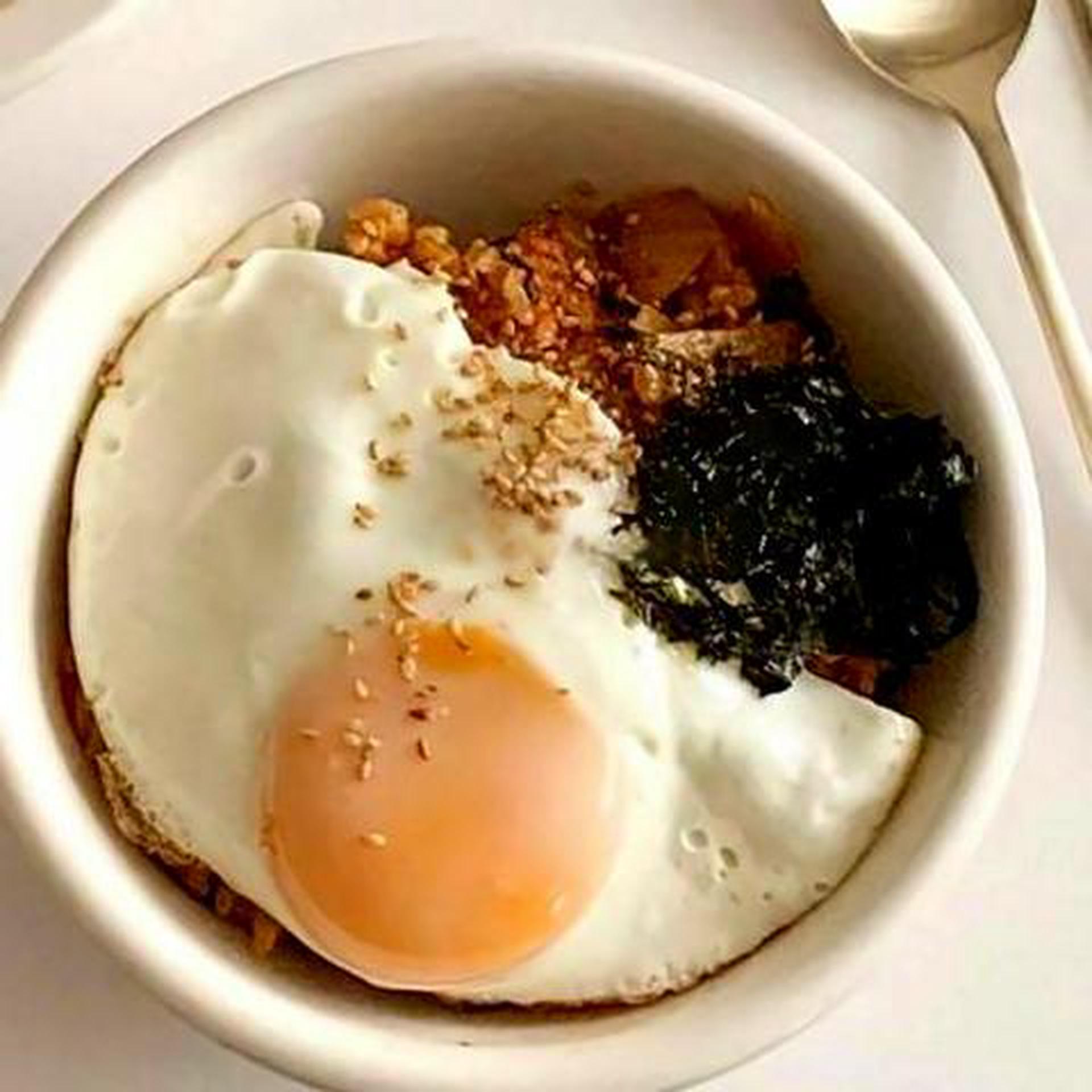 Hình ảnh Mì trộn trứng chiên - rong biển rắc