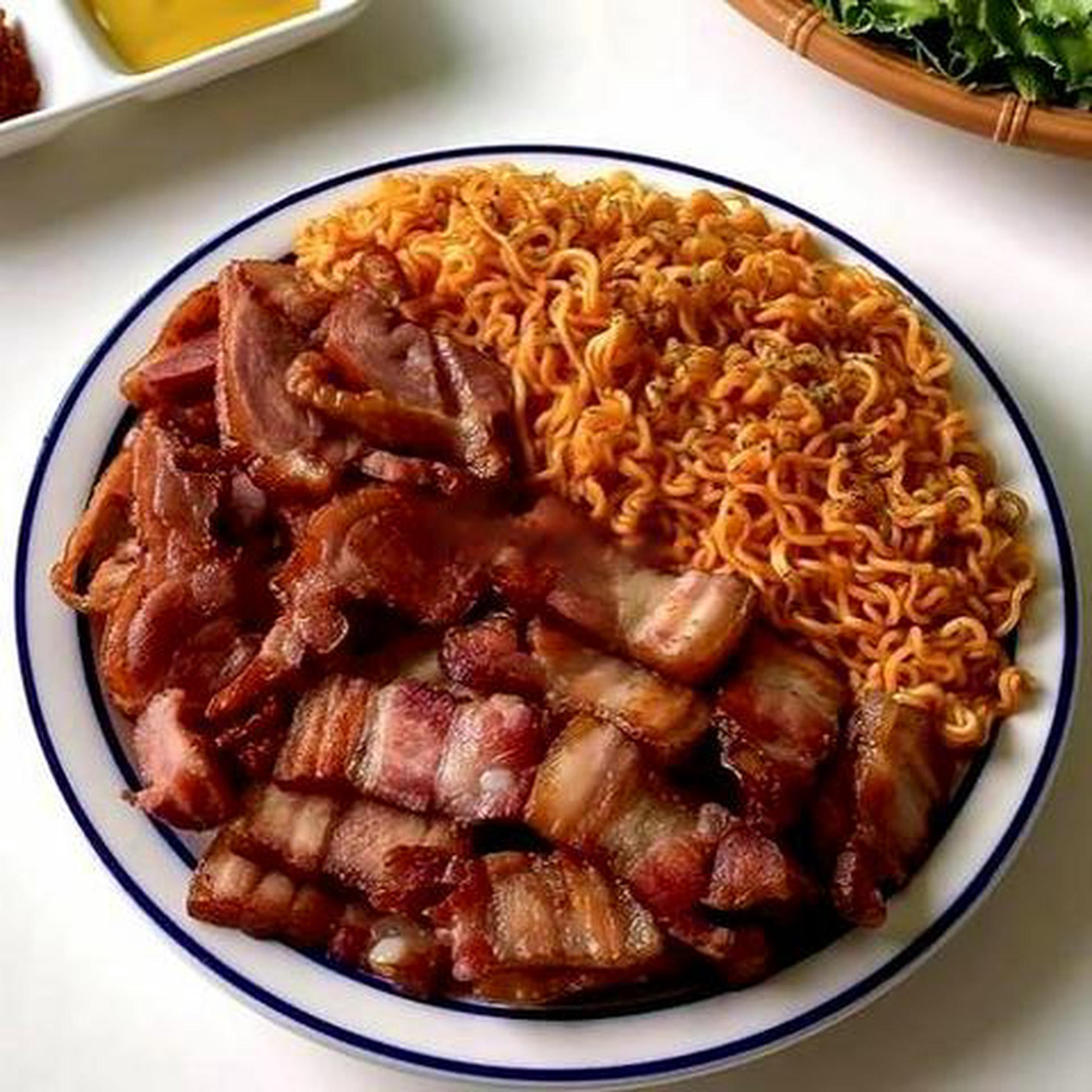 Hình ảnh Mì trộn thịt ba chỉ