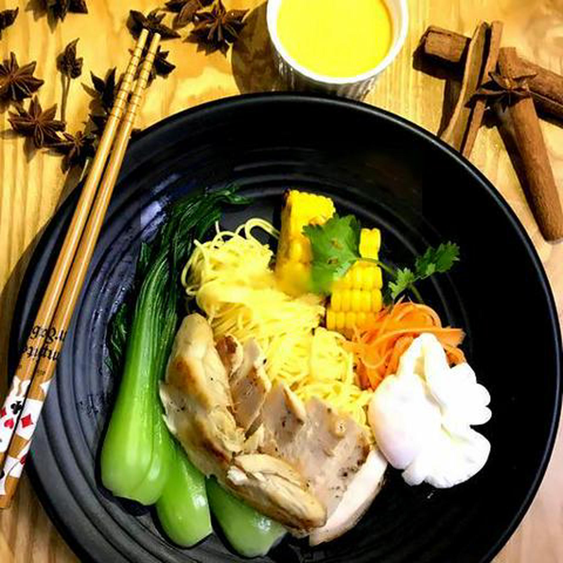 Hình ảnh Nui xào trứng lòng đào - xúc xích Đức