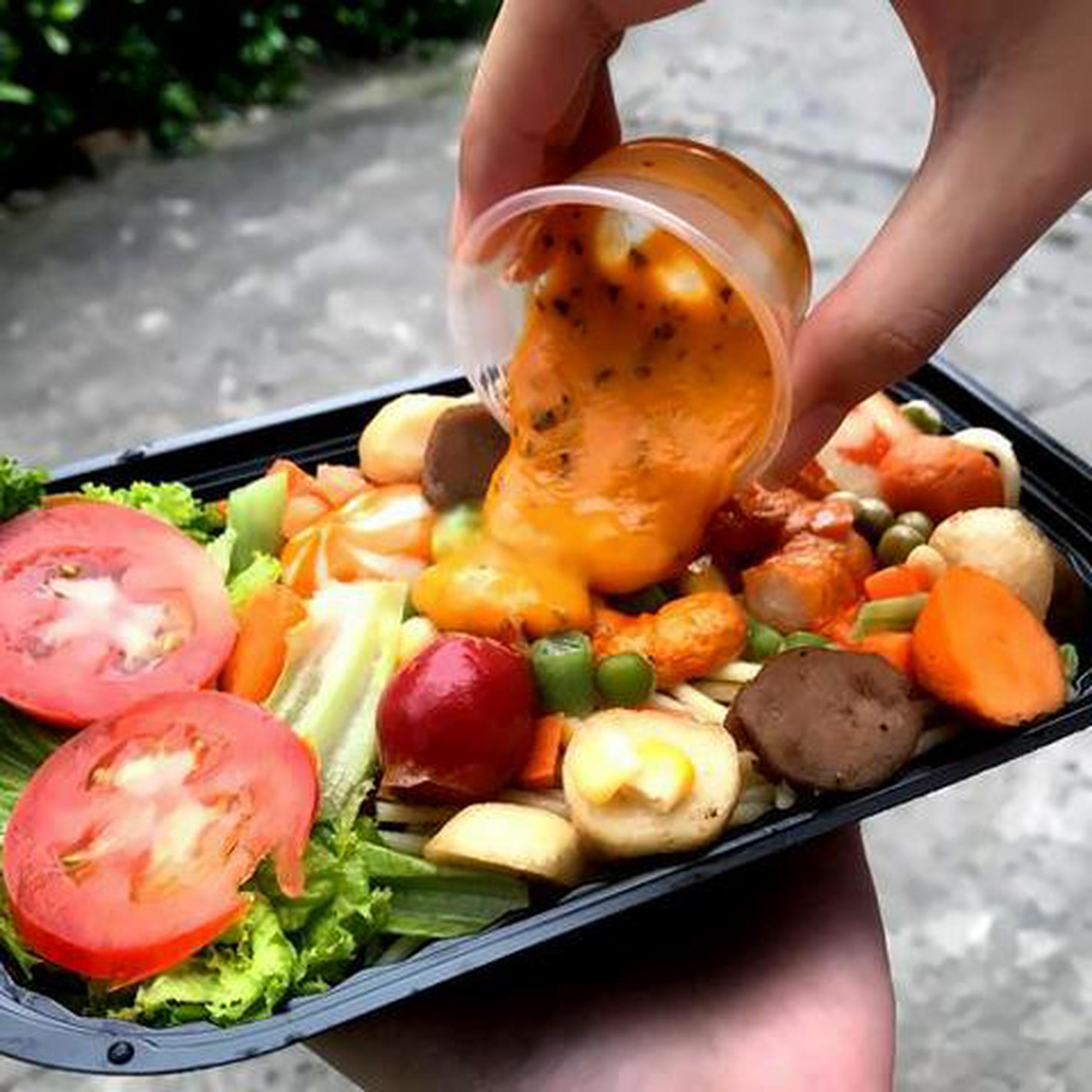 Hình ảnh Combo mì thập cẩm sốt trứng muối - nước ngọt