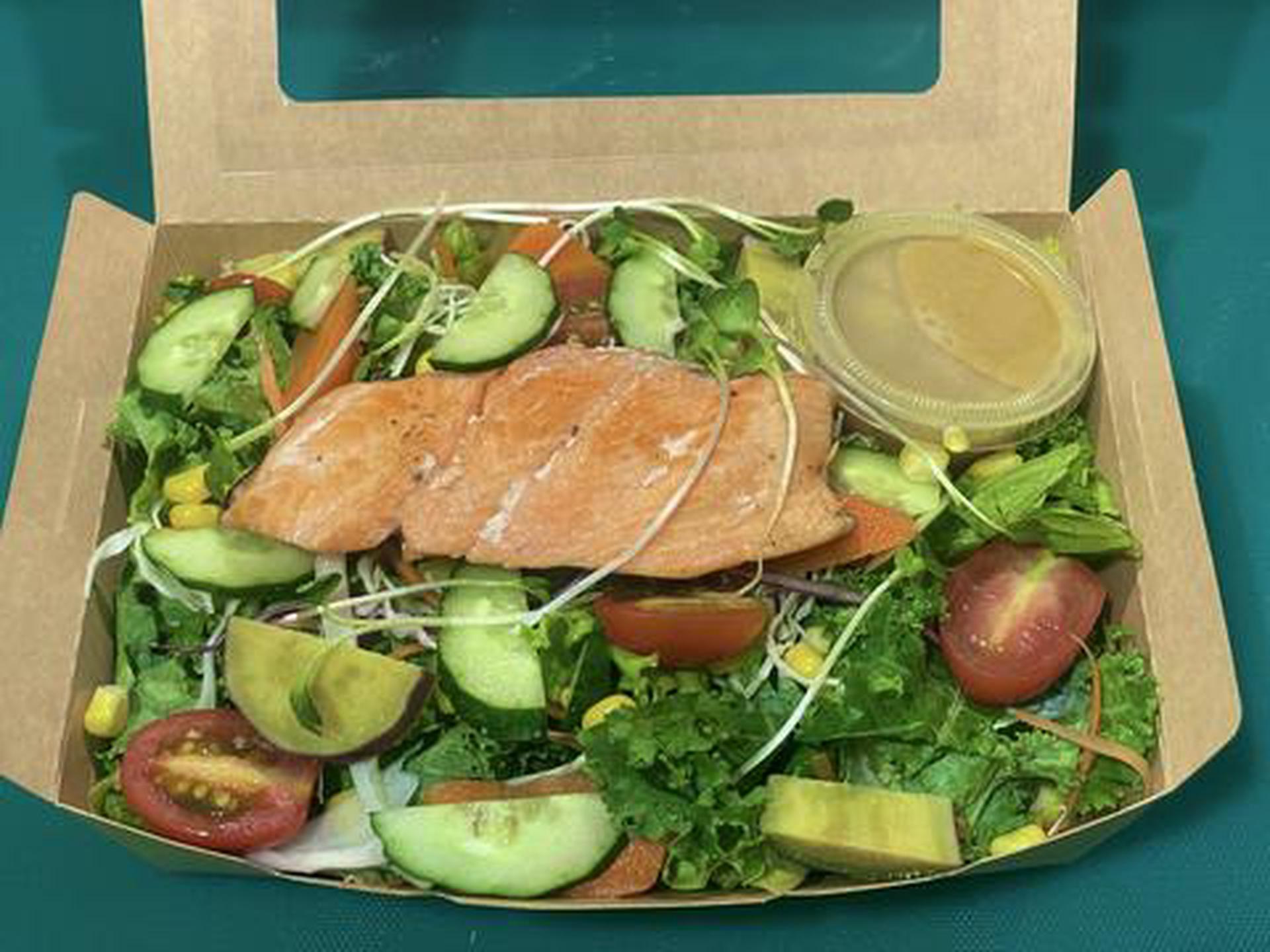 Hình ảnh Salad cá hồi sốt chanh dây