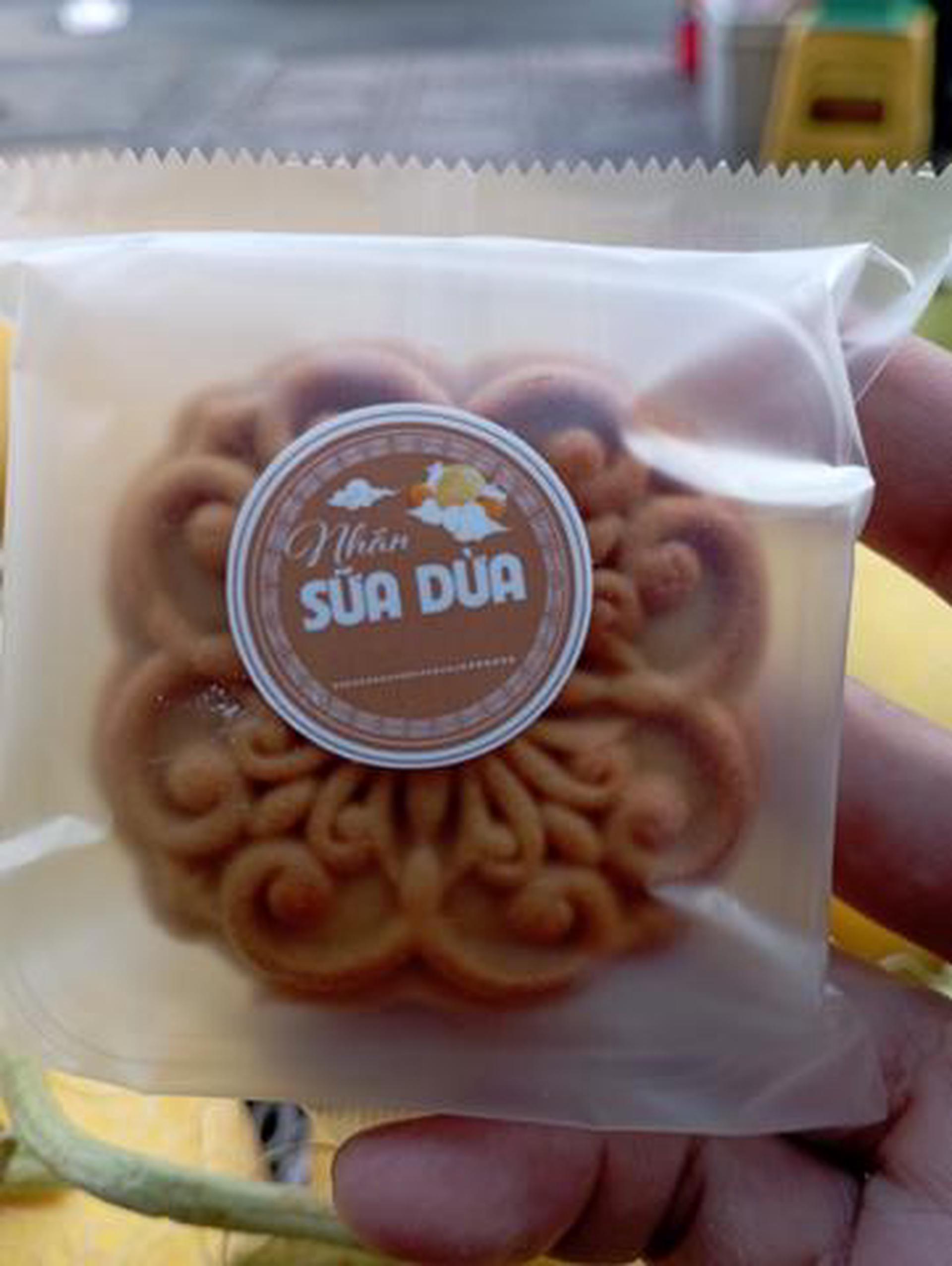 Hình ảnh Bánh trung thu chay ít ngọt nhân sữa dừa sợi 80g.