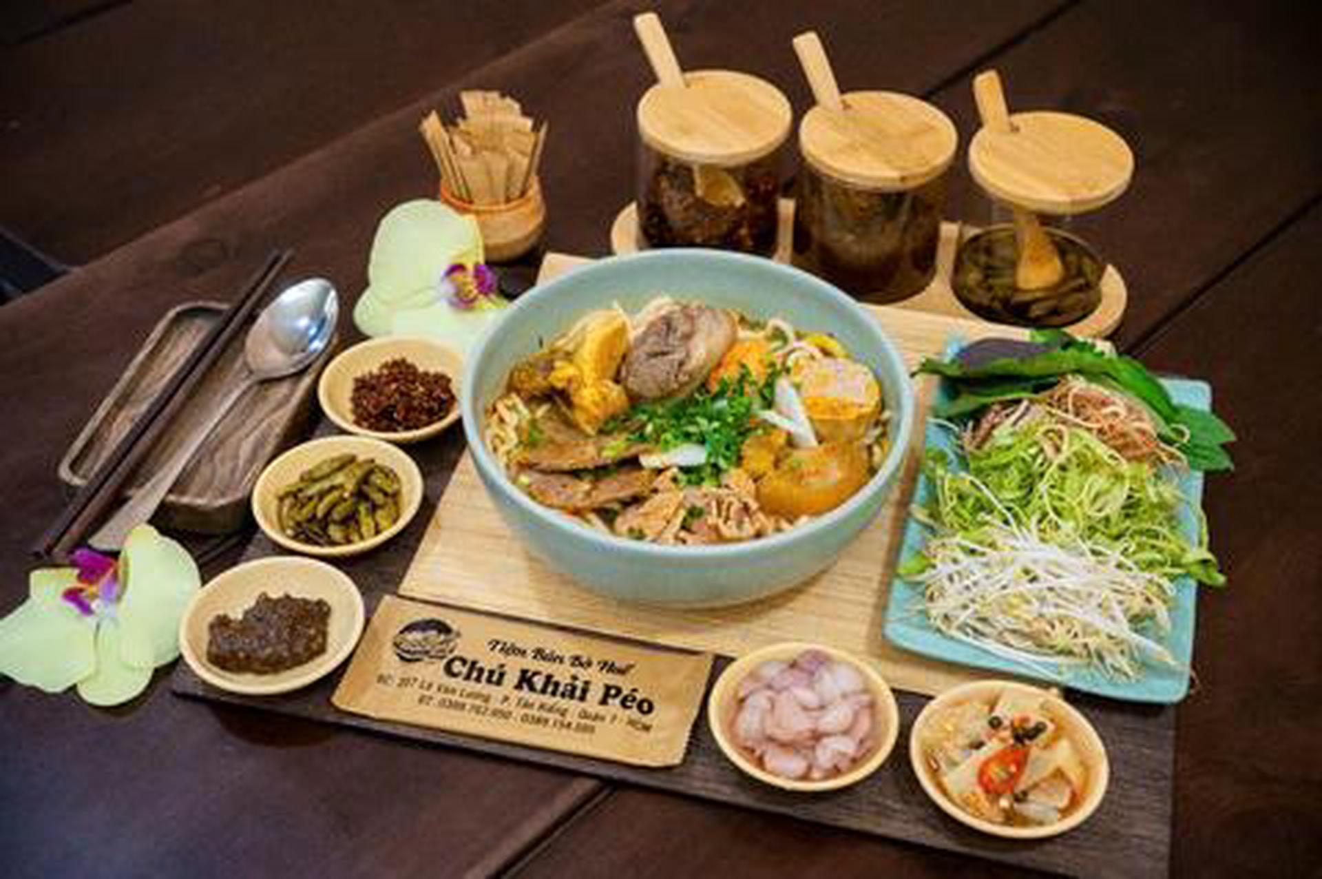 Hình ảnh Bún bò thập cẩm: tái + nạm + gân + chả + chả cua
