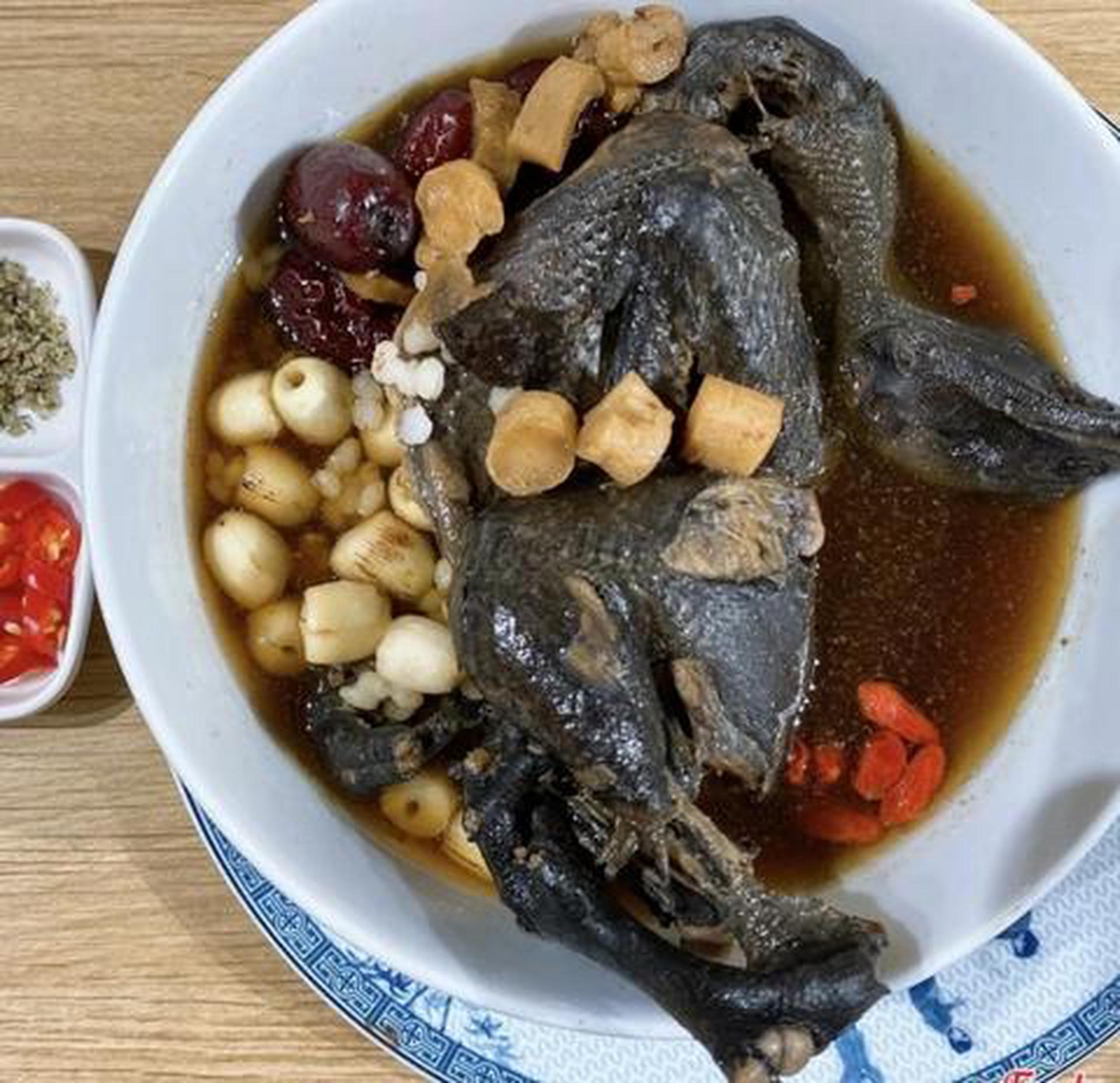 Hình ảnh Gà ác tiềm táo đỏ - hạt sen