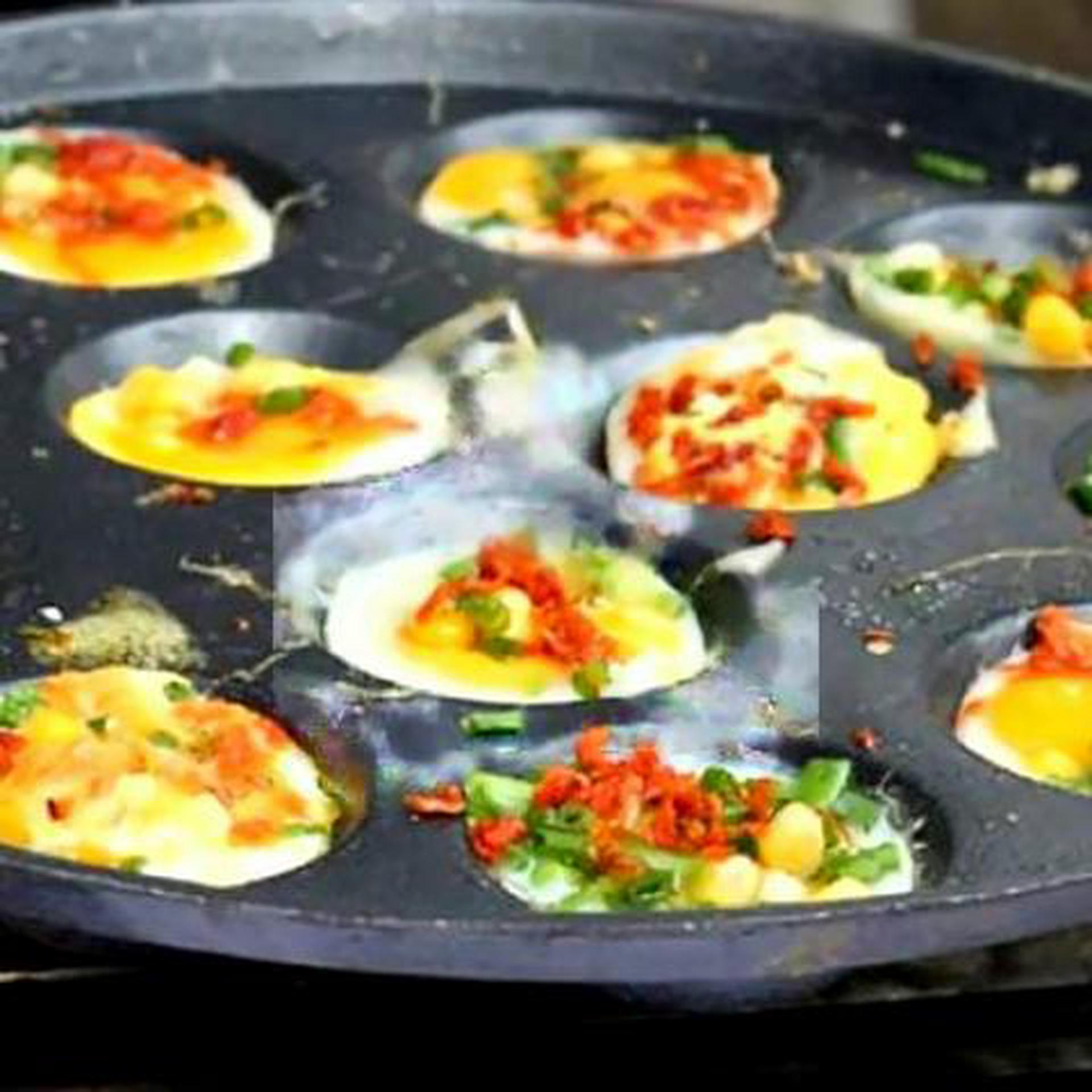 Hình ảnh Combo 1 bánh trứng cút - 1 ly nước bất kì