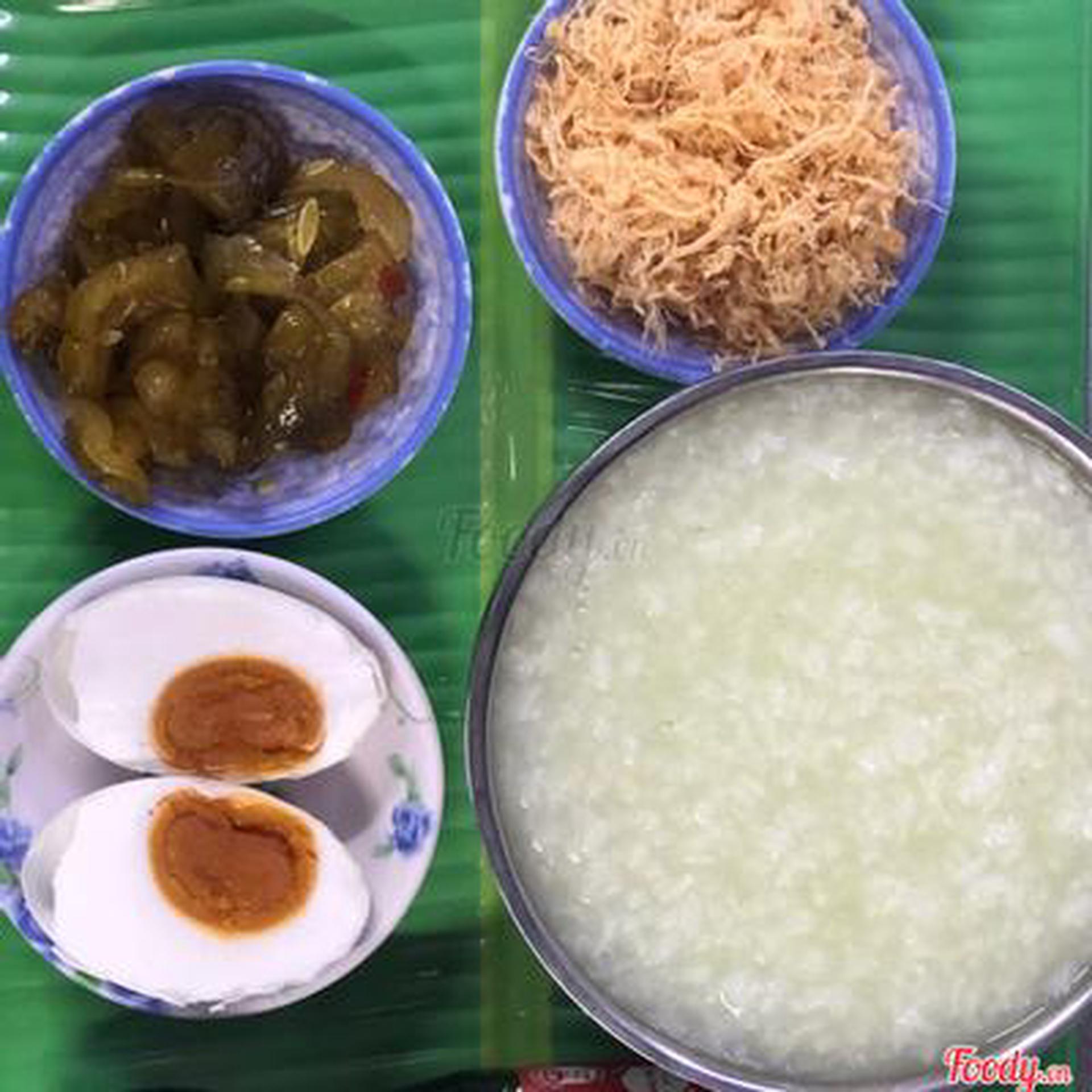 Hình ảnh Cháo trắng - trứng muối - dưa - chà bông