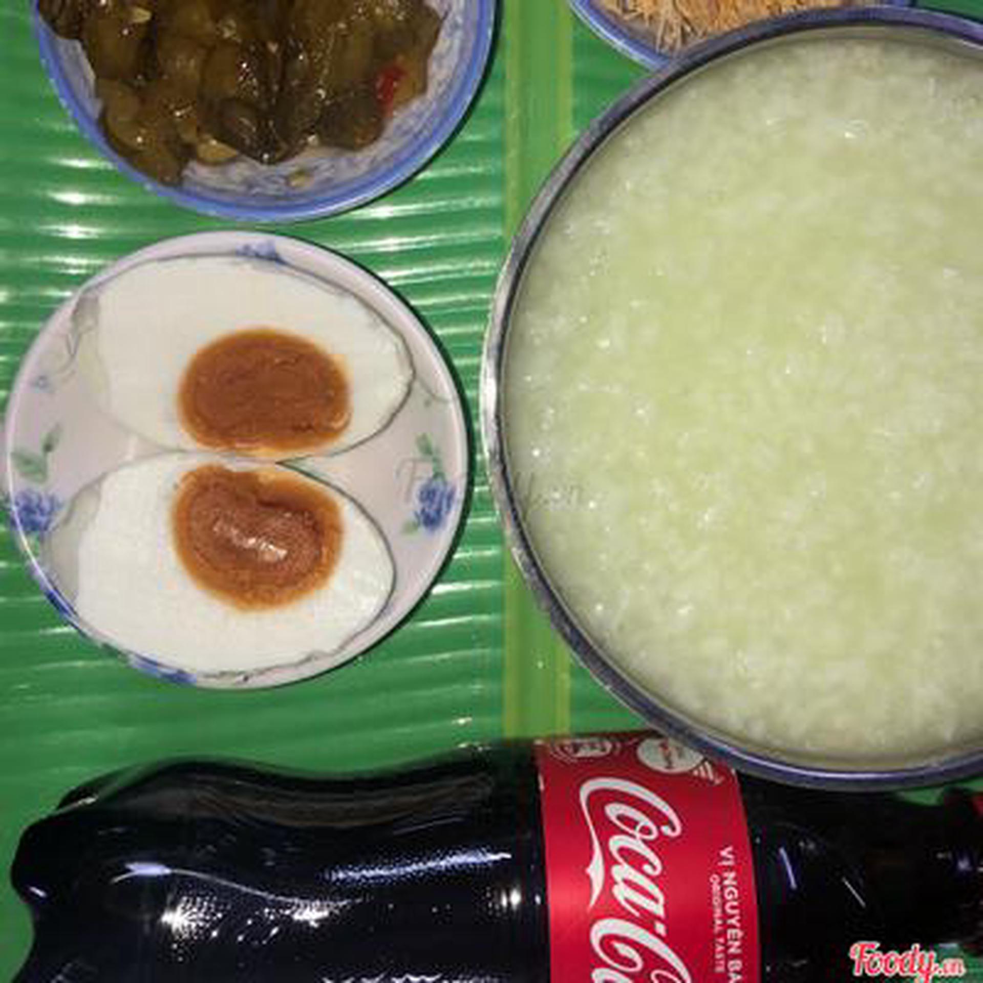 Hình ảnh Cháo trắng - trứng muối - coca hoặc 7up