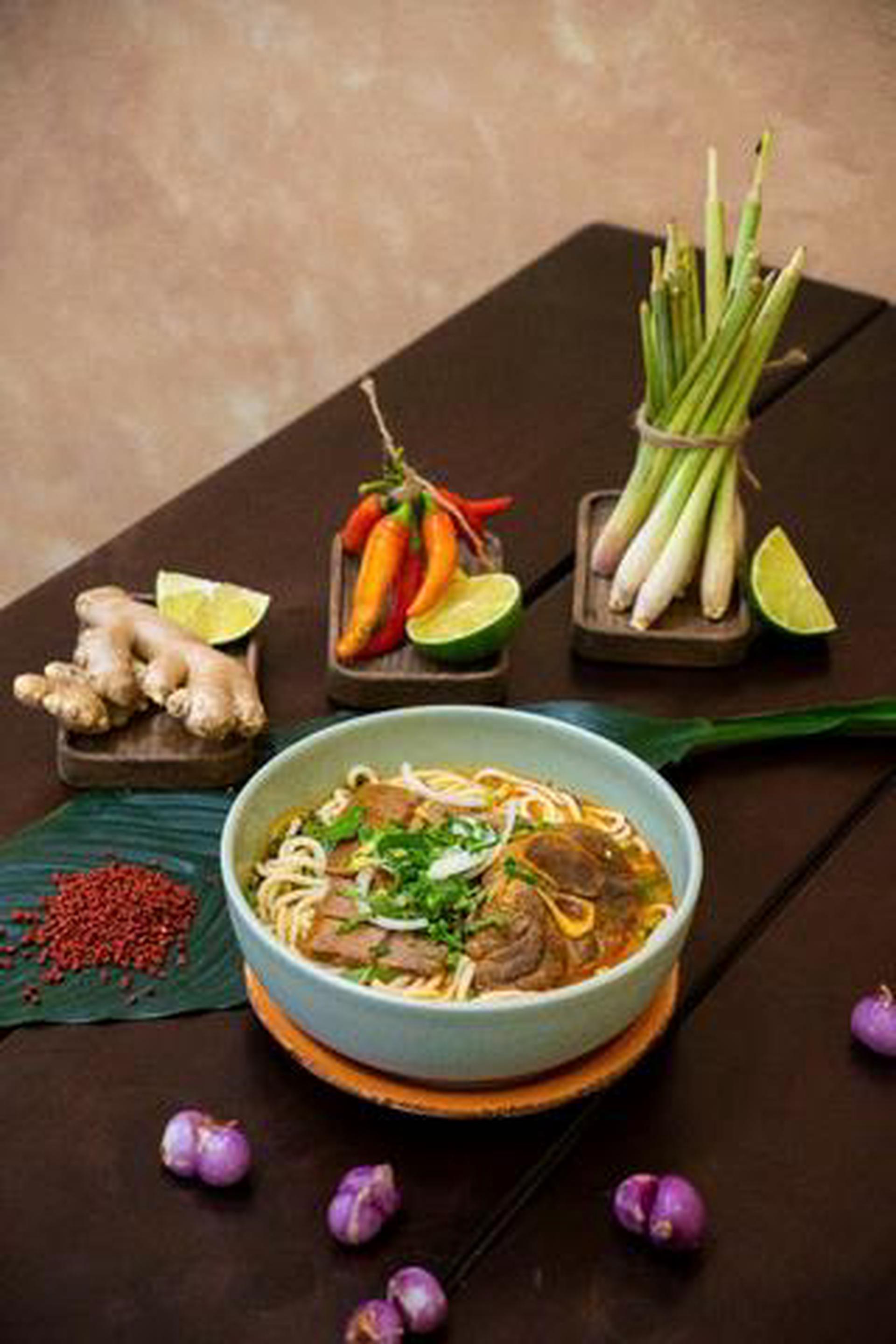 Hình ảnh Bún bò nạm ( hoặc tái ) + giò heo