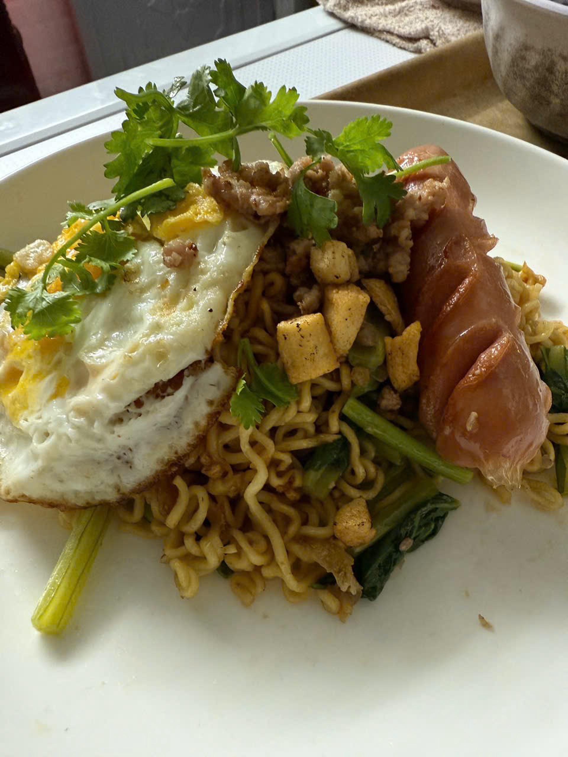 Hình ảnh Mì trộn indomie tóp mỡ full topping