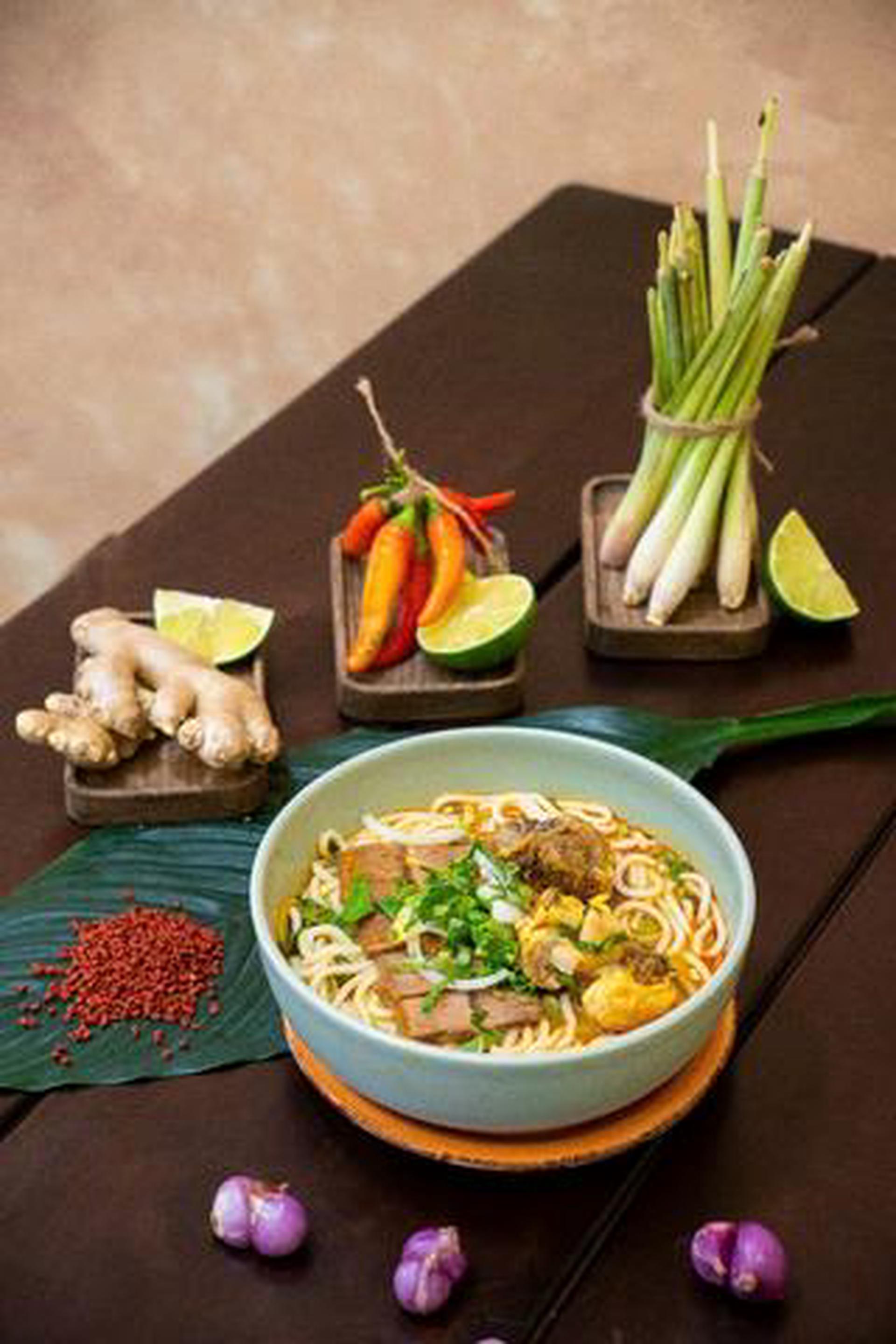 Hình ảnh Bún bò nạm ( hoặc tái) + sườn sụn