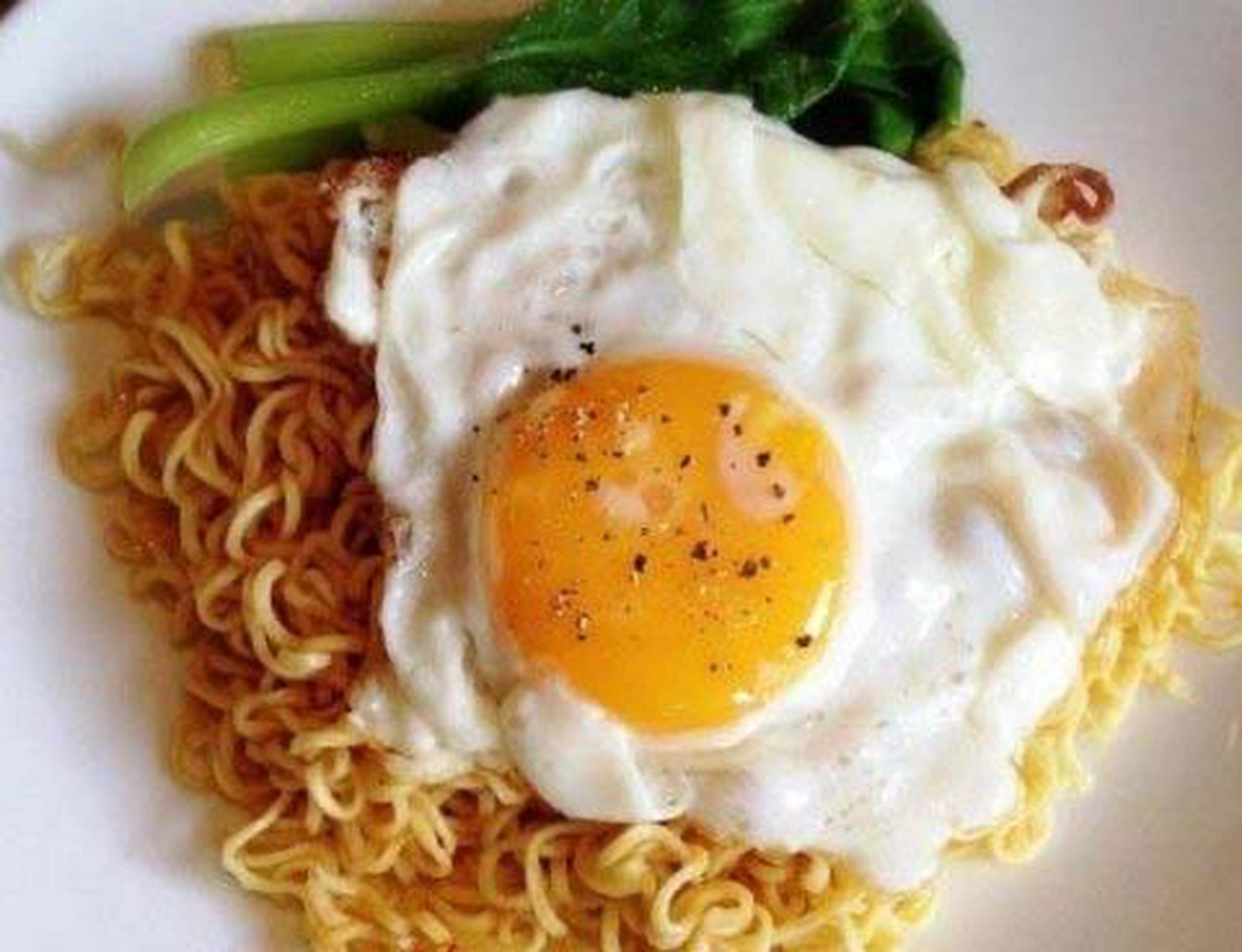 Hình ảnh Mì indomie trộn trứng