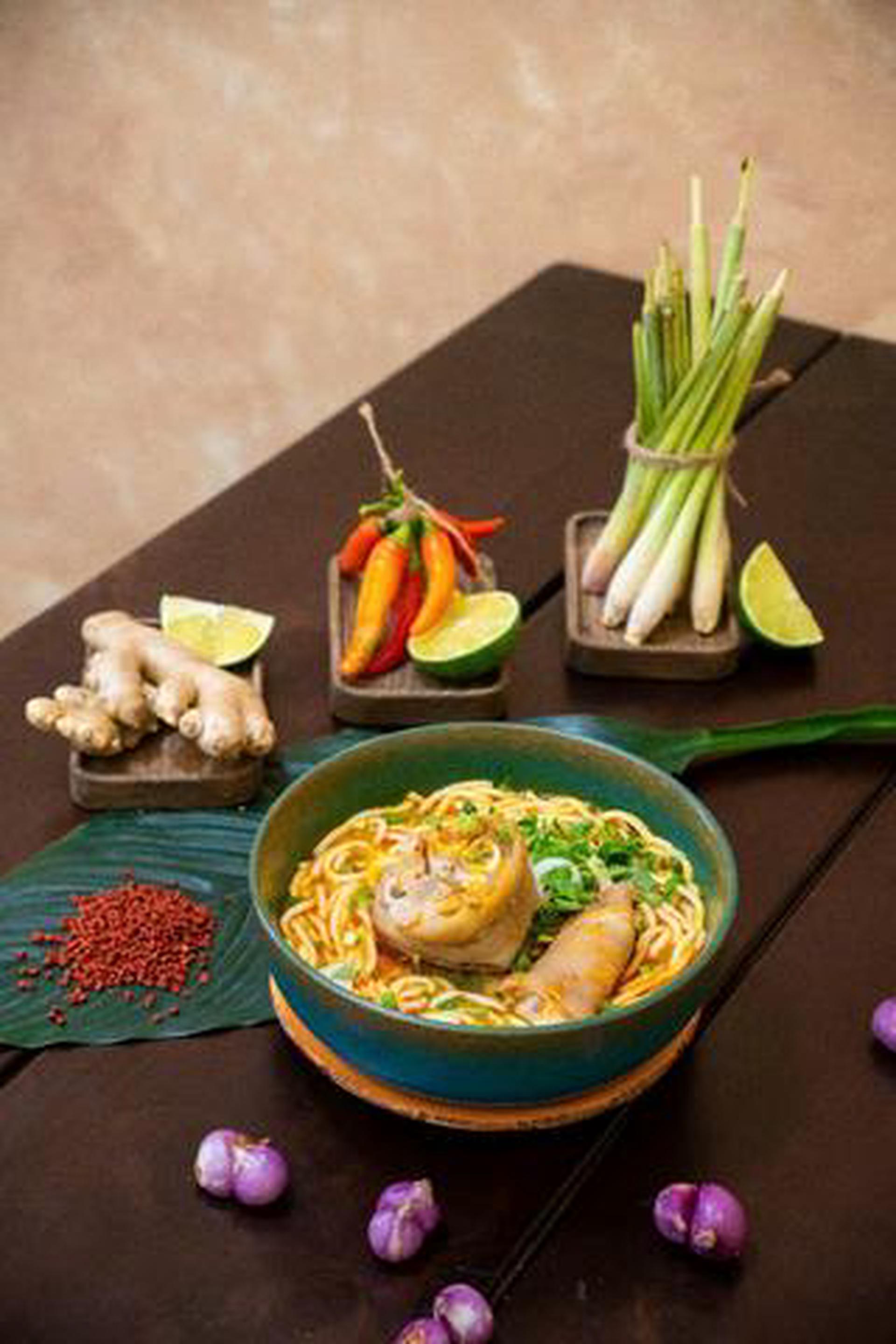 Hình ảnh Bún bò giò khoanh gân + móng giò