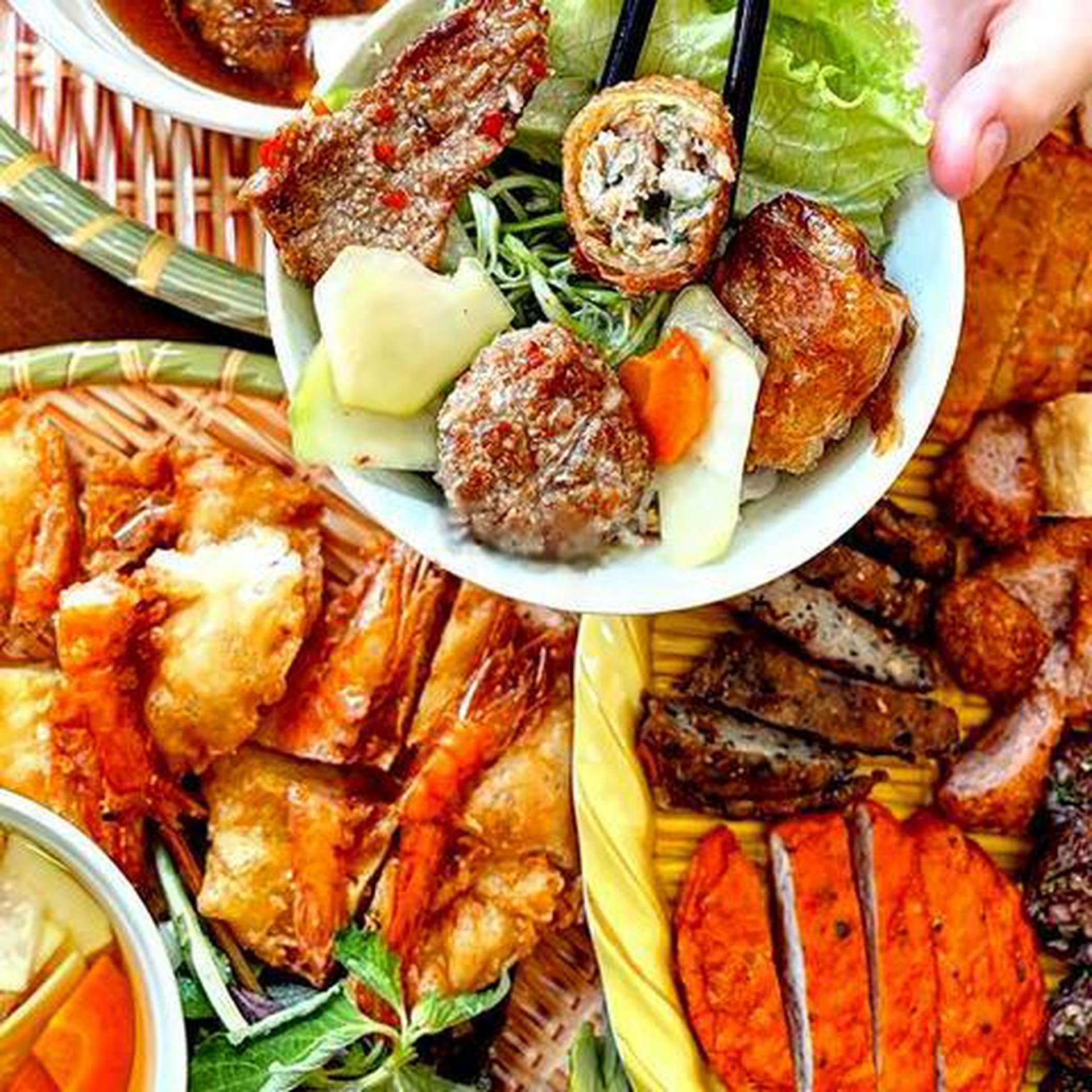 Hình ảnh Bún chả Hà Nội - bánh tôm Hồ Tây