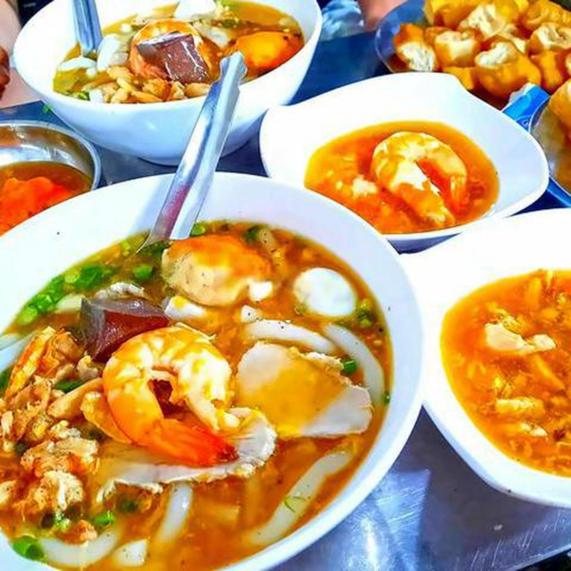 Hình ảnh Bánh canh cua thập cẩm - xương