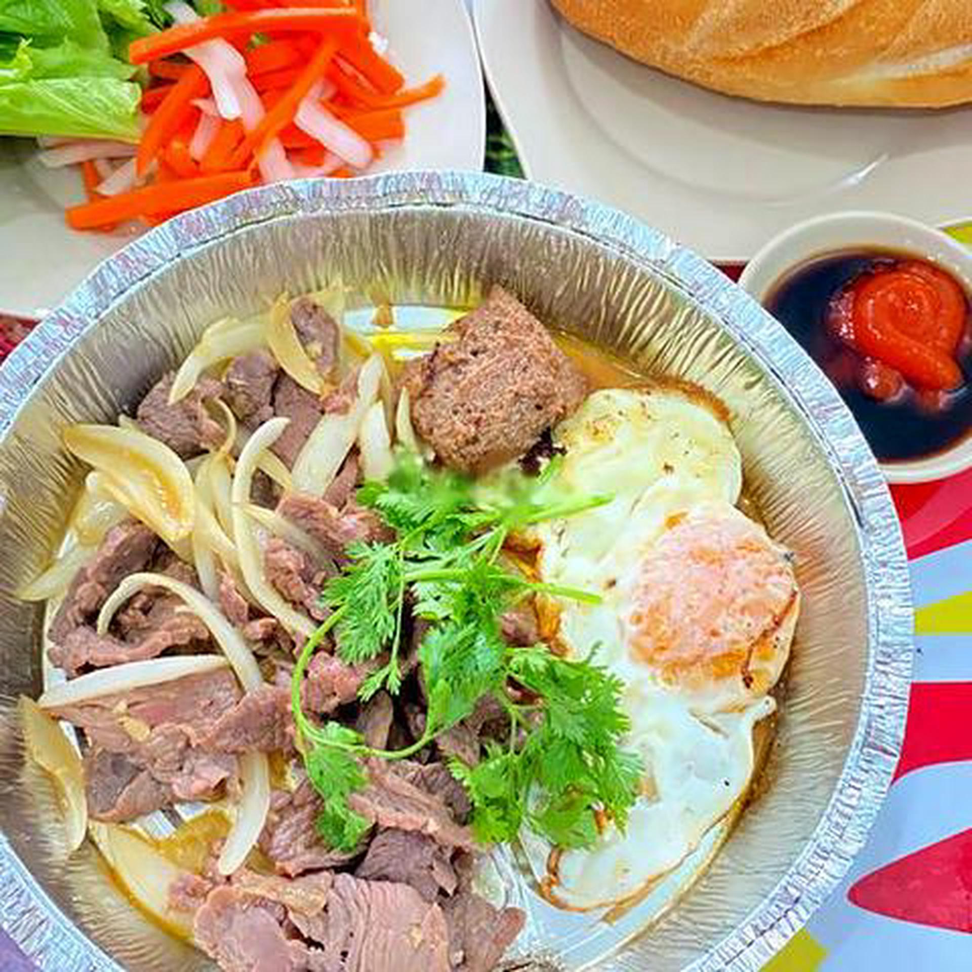 Hình ảnh Bò né - trứng - patê - bánh mỳ