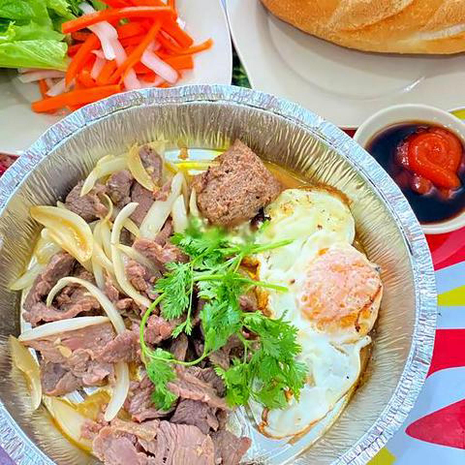 Hình ảnh Bò né - trứng - cá hộp - pate - bánh mỳ