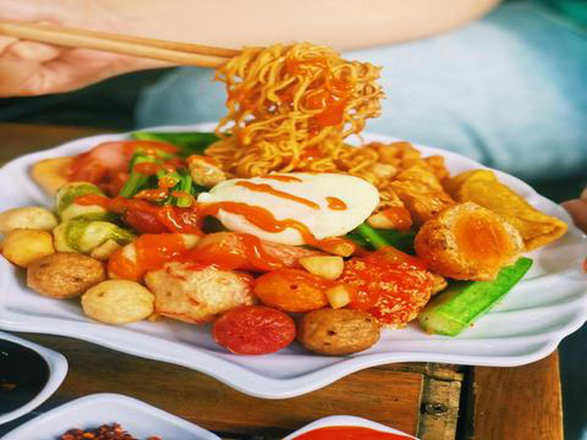 Hình ảnh Mì indomie trộn thập cẩm