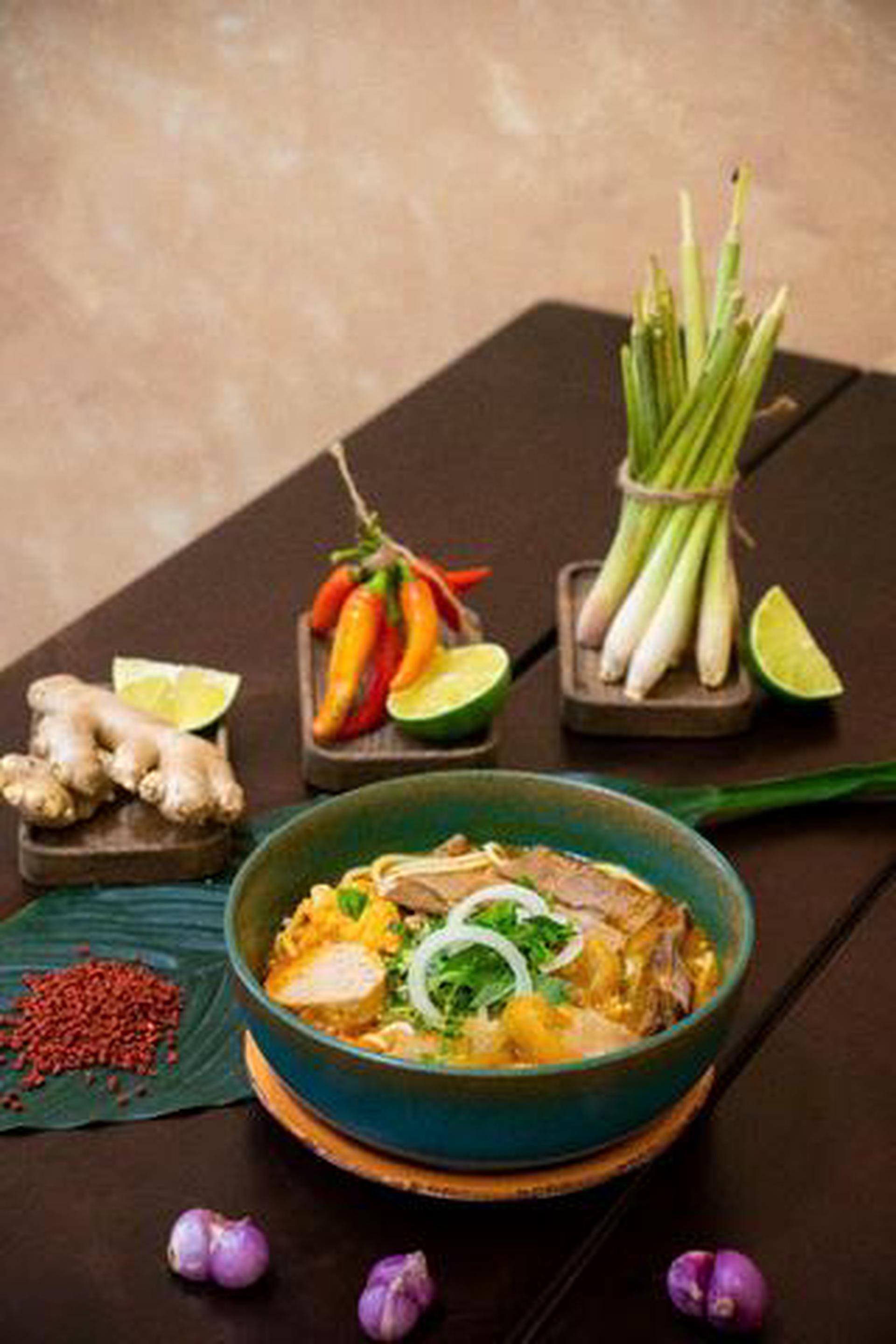 Hình ảnh Bún bò nạm + gân + chả