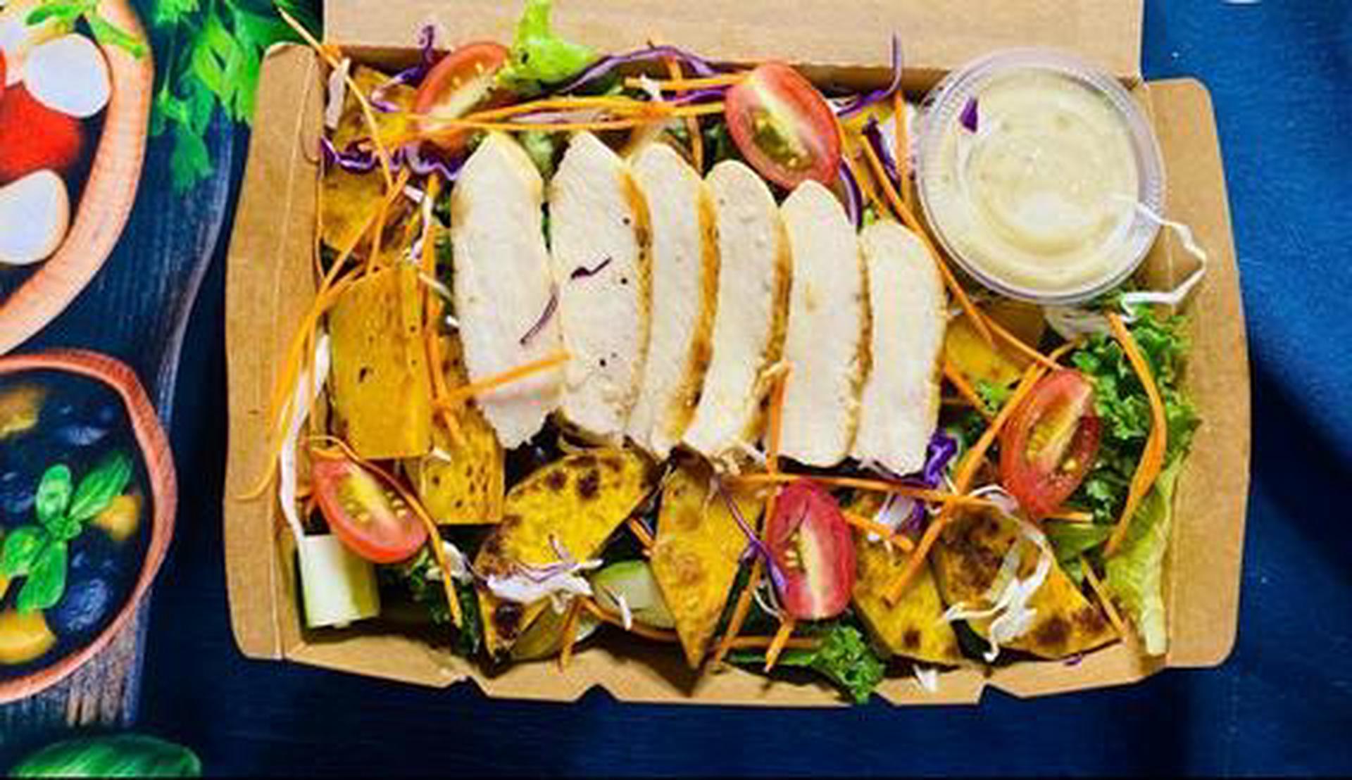 Hình ảnh Salad bí đỏ gà sốt giấm nho đen