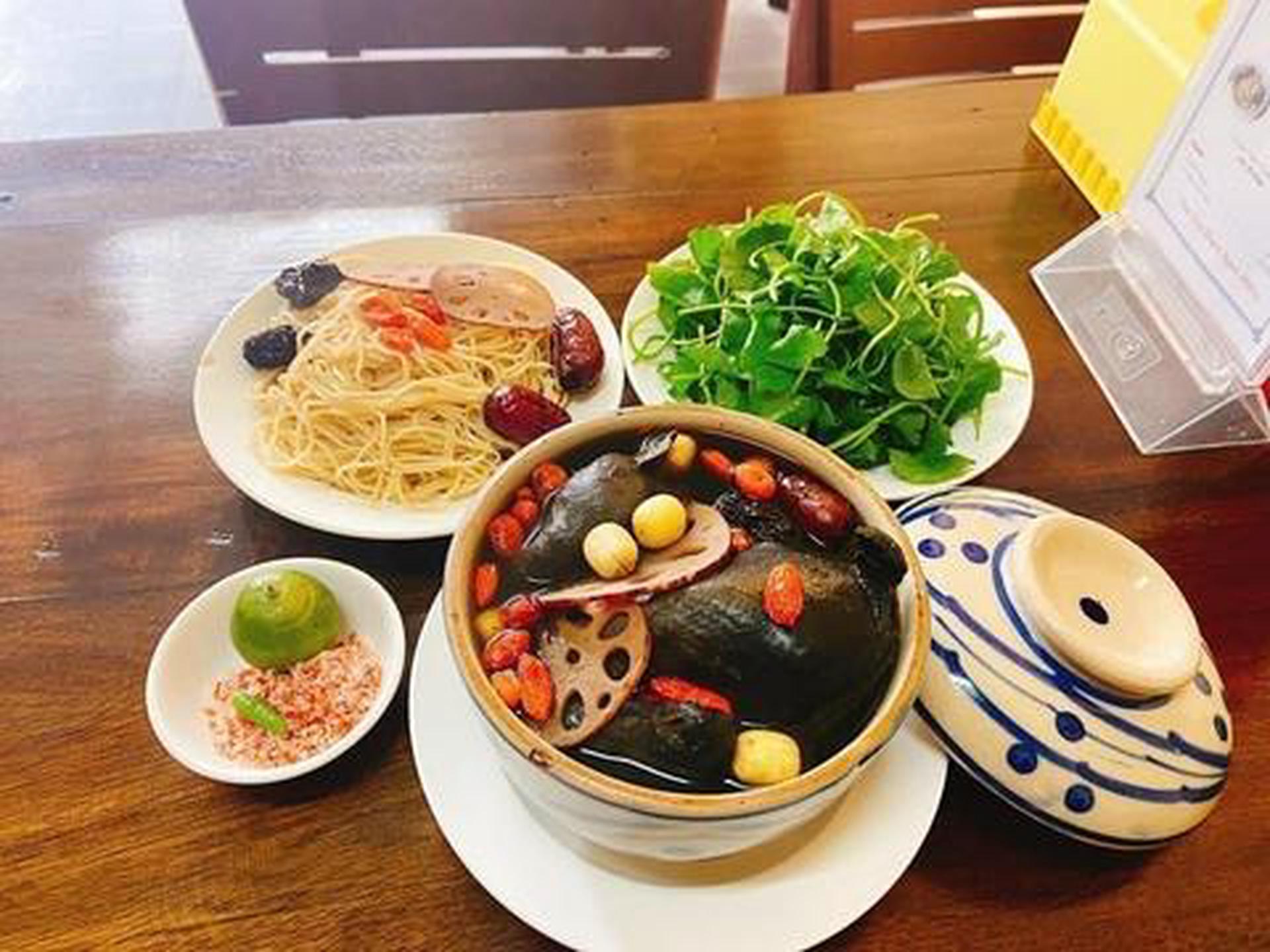 Hình ảnh Gà ác tiềm thuốc Bắc - mì trứng - rau