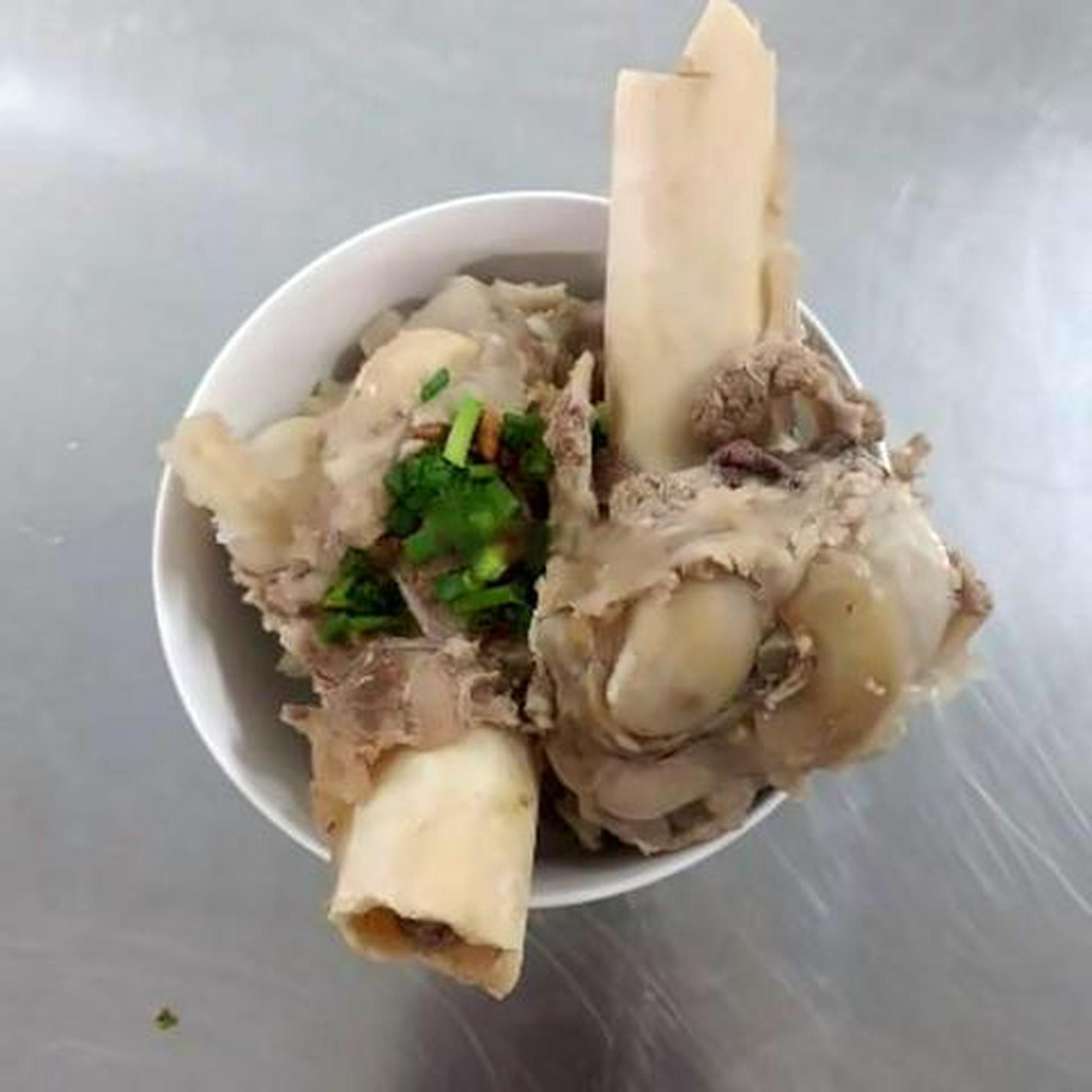 Hình ảnh Phần xương ống kèm nước sâm nhà làm