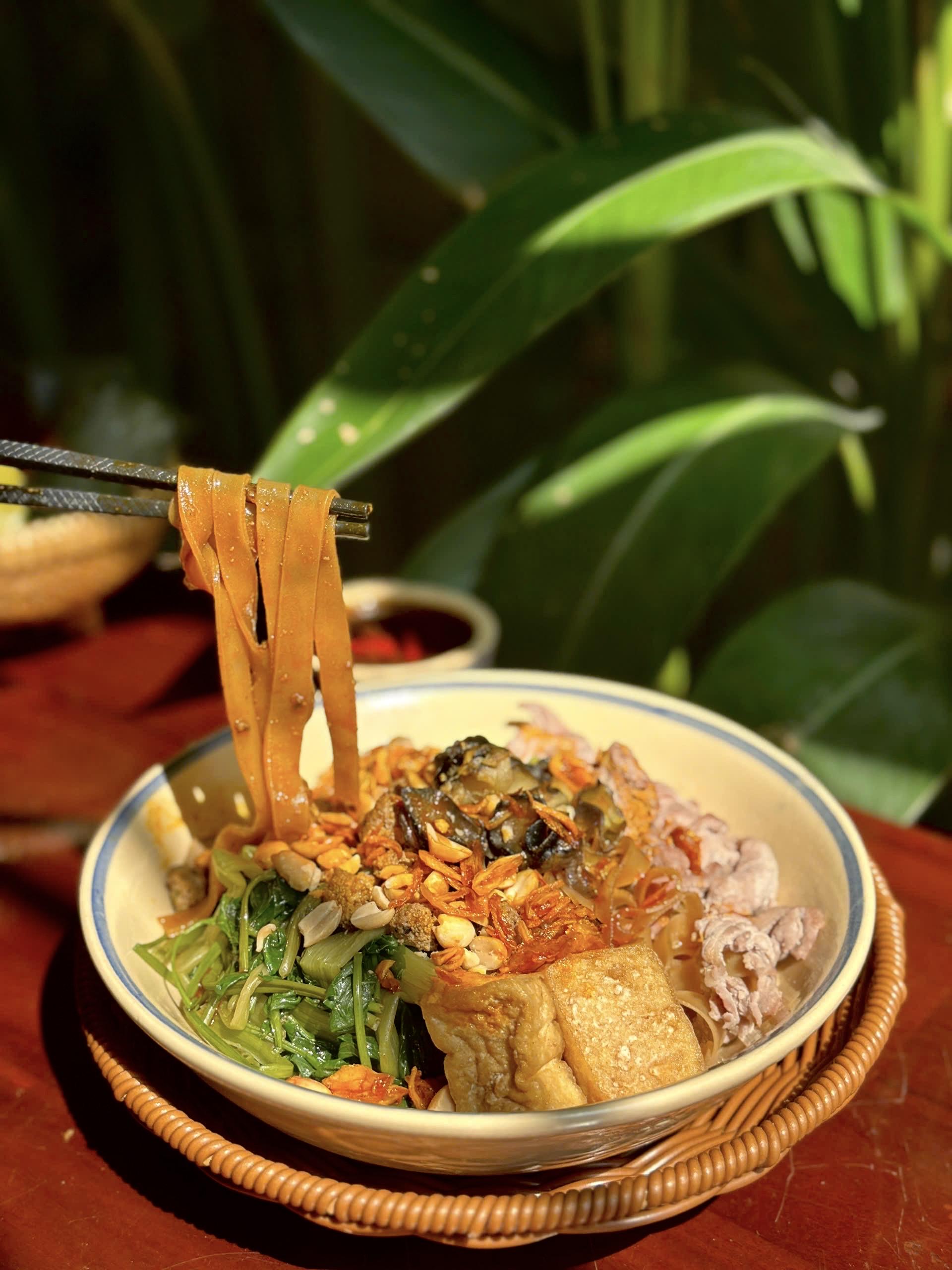 Hình ảnh Bánh Đa Gạch Cua Trộn