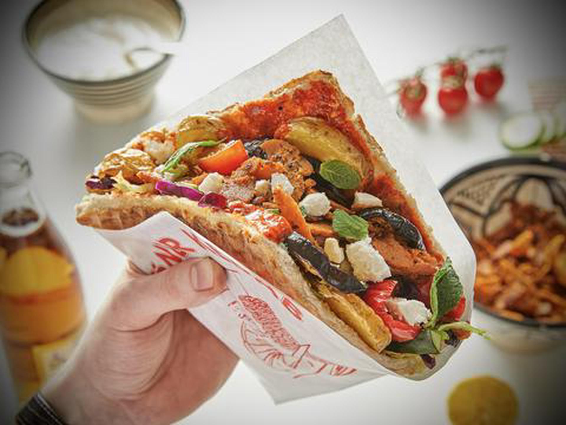 Hình ảnh Bánh tam giác gà thuần chay - Vegan doner chick’un