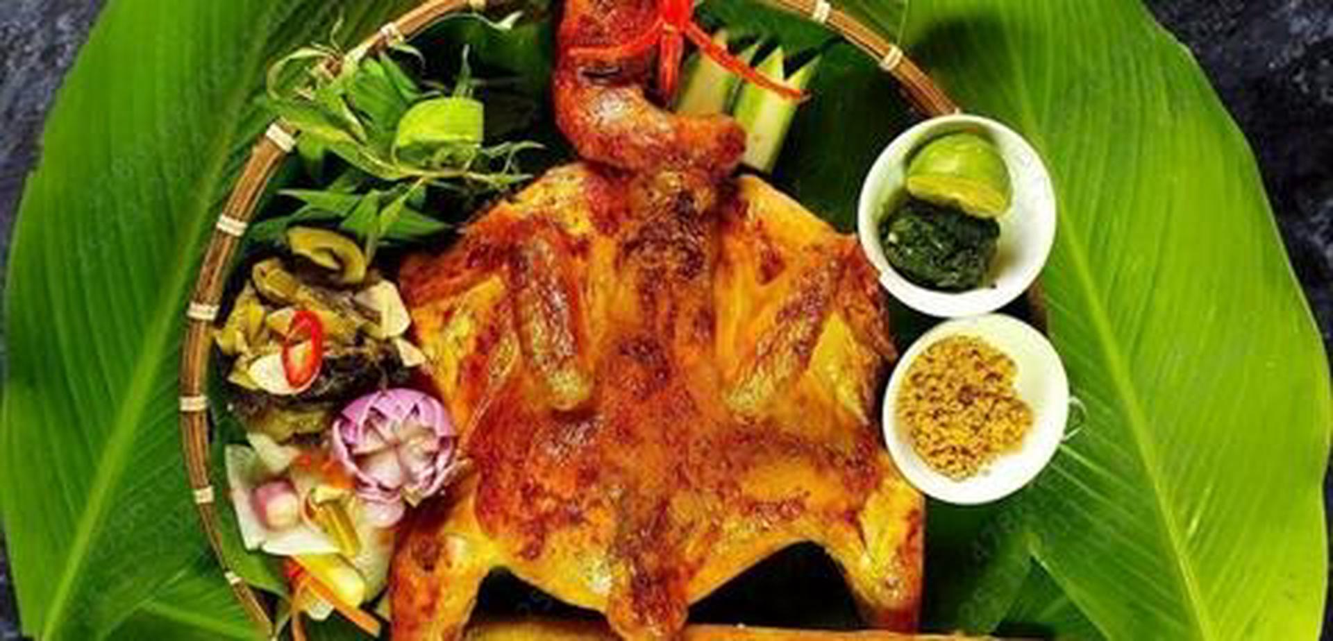 Hình ảnh 1 con gà tre nướng mắm nhĩ kèm xôi và rau dưa