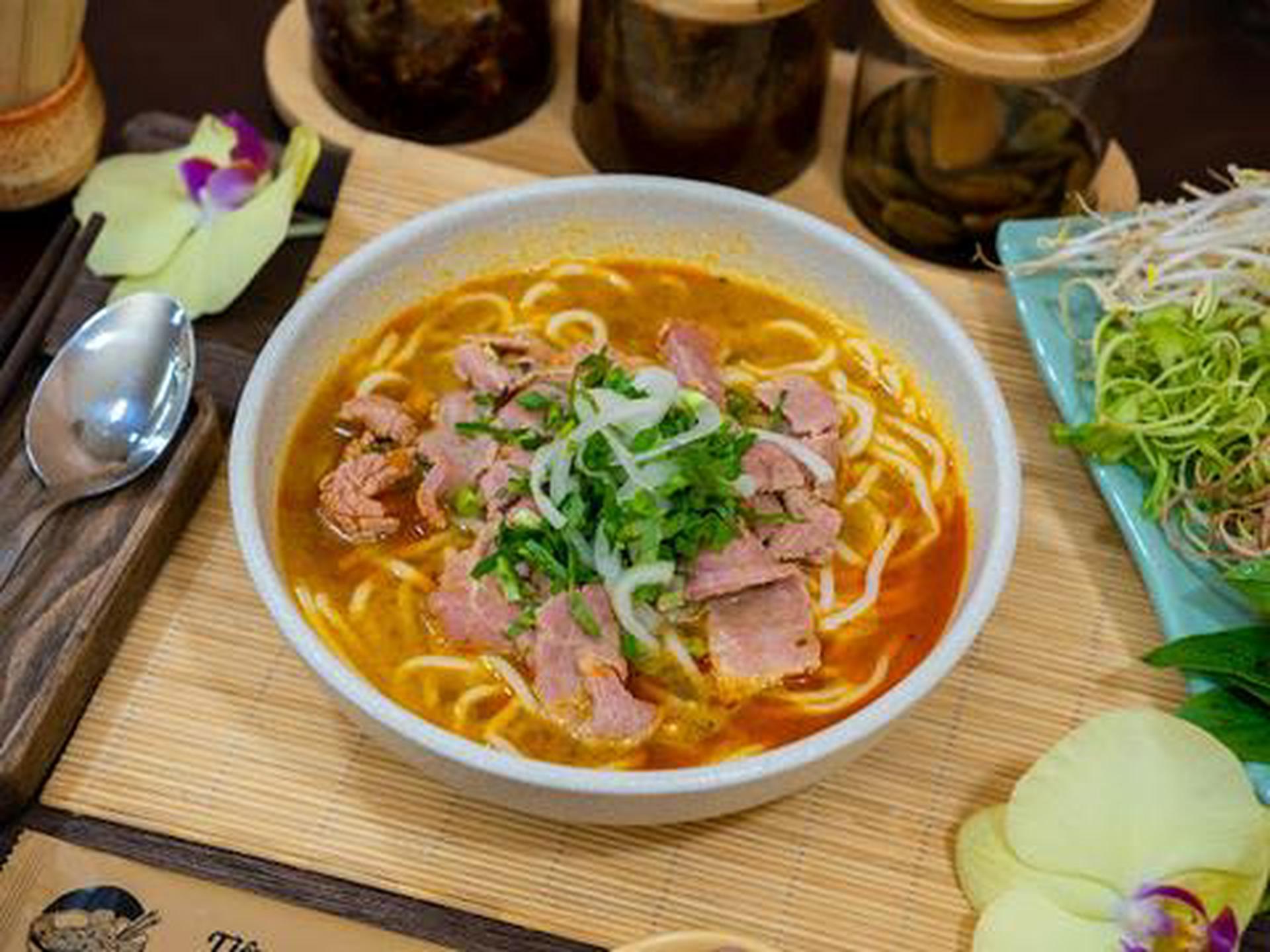 Hình ảnh Bún bò tái + nạm