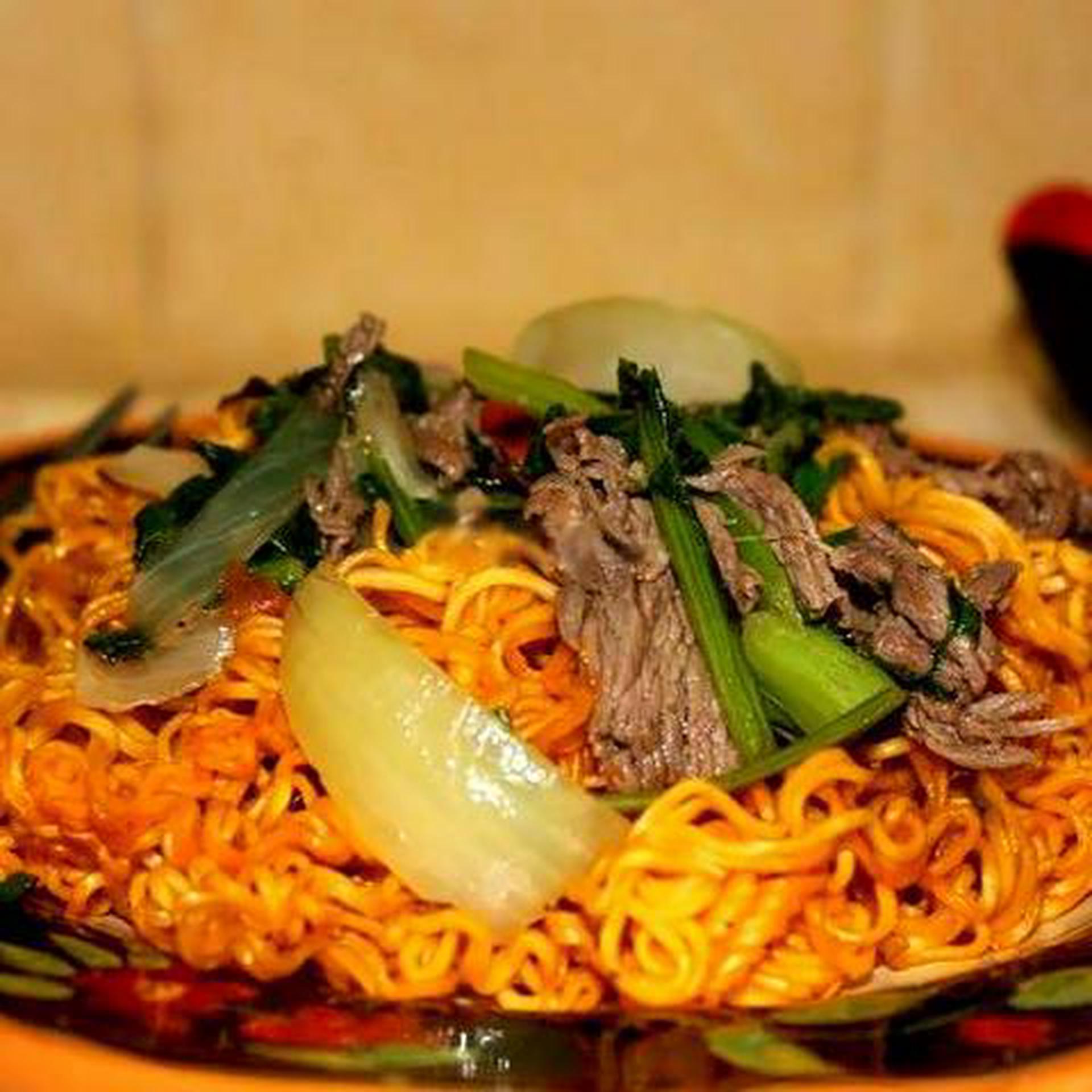 Hình ảnh Mì gói xào bò lúc lắc