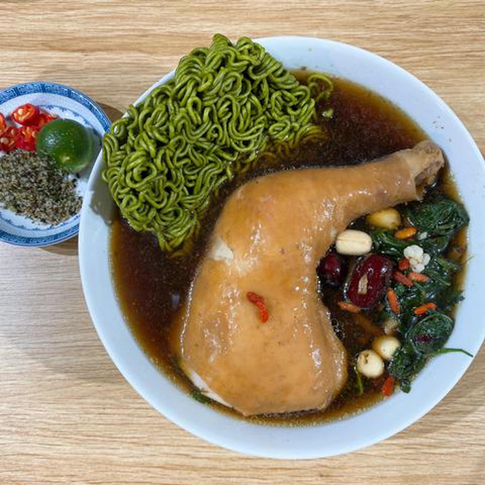 Hình ảnh Mì thảo mộc - gà tiềm