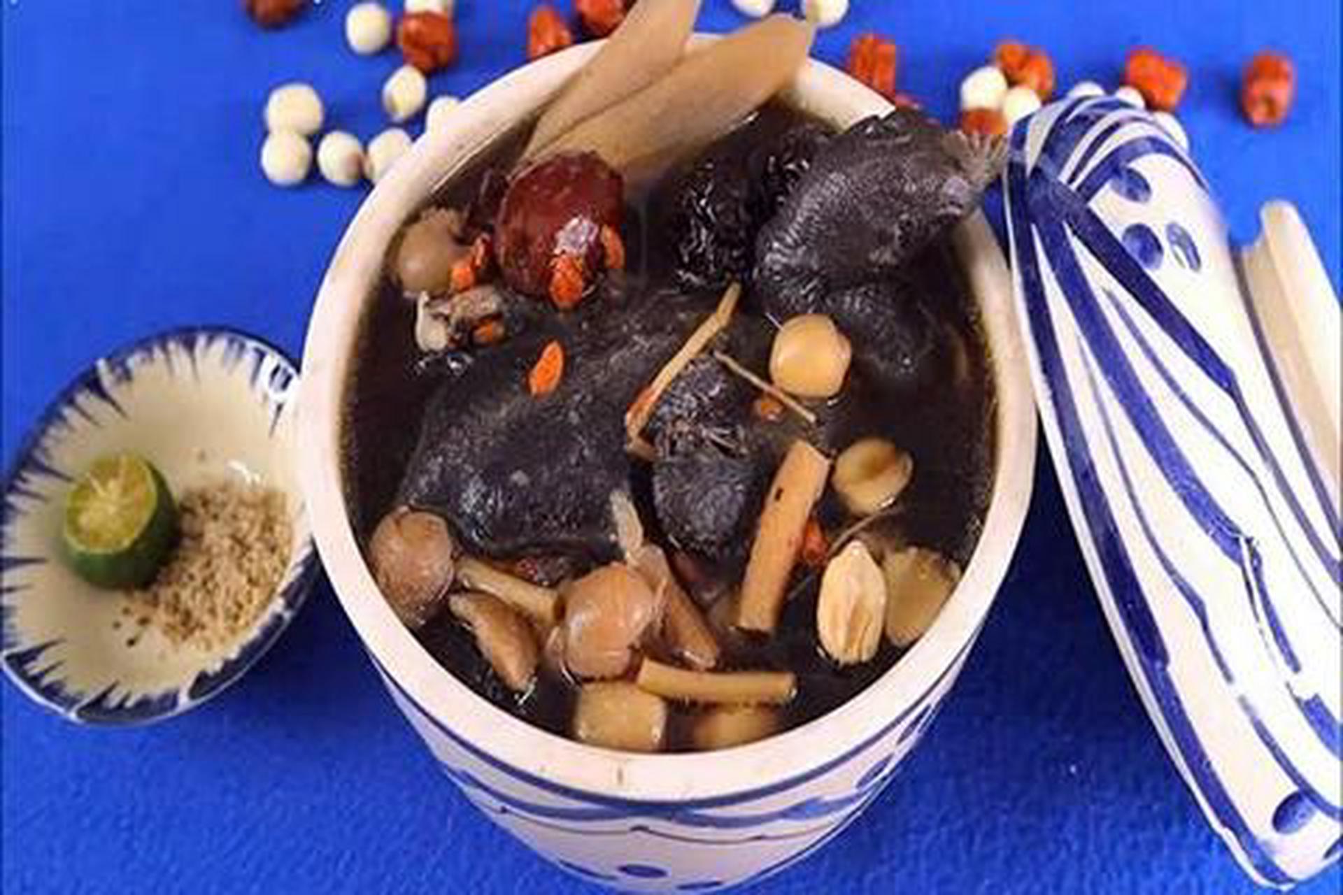 Hình ảnh Gà ác tiềm thuốc Bắc