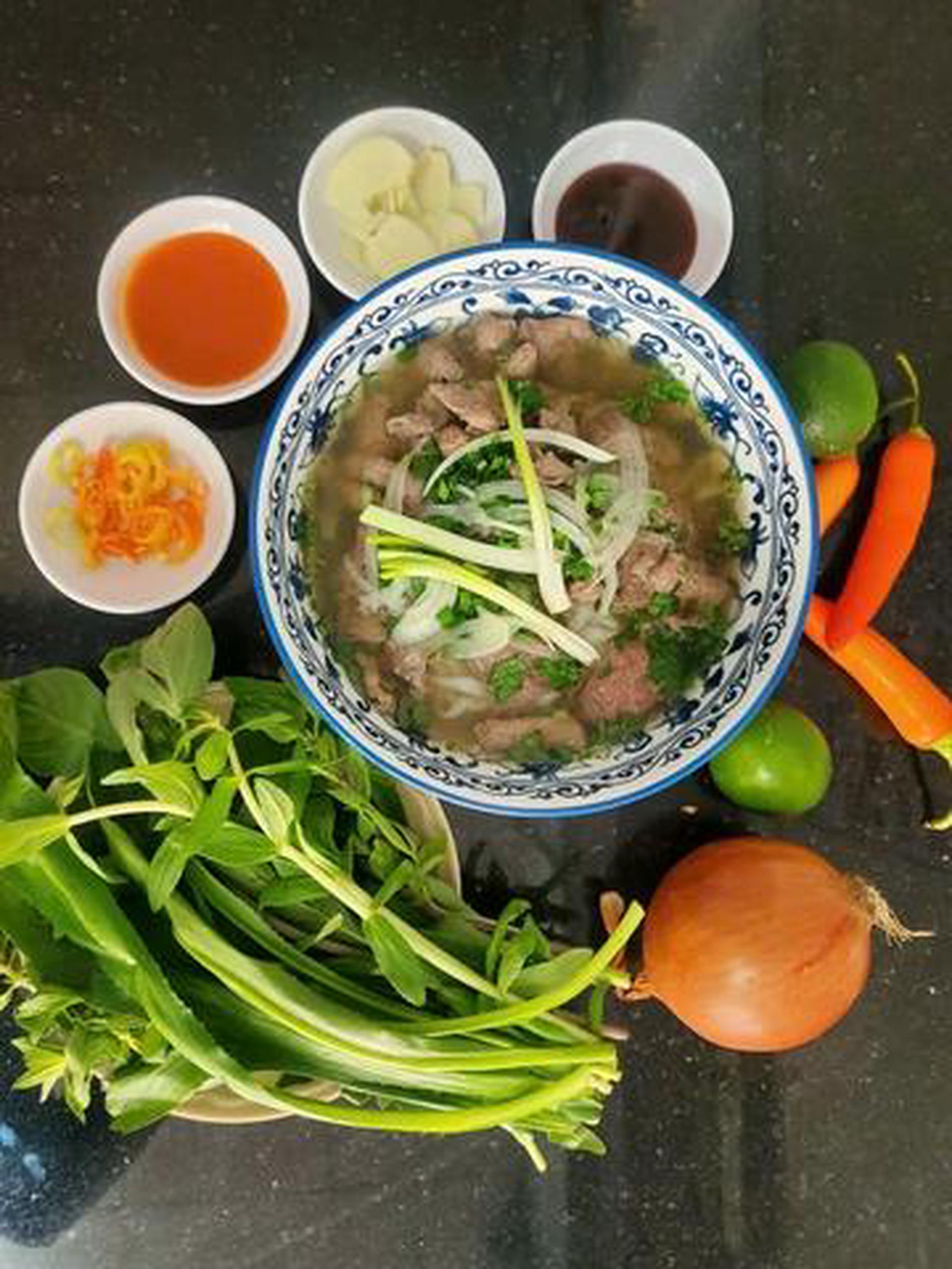 Hình ảnh Phở bò tái - gà