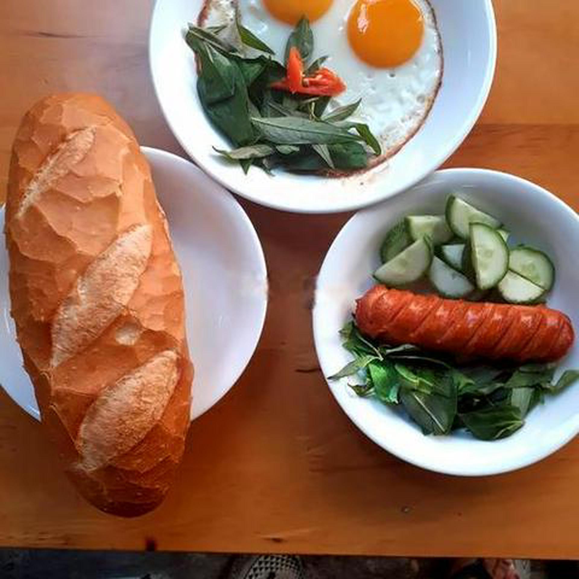 Hình ảnh Bánh mì xúc xích Đức ốp la