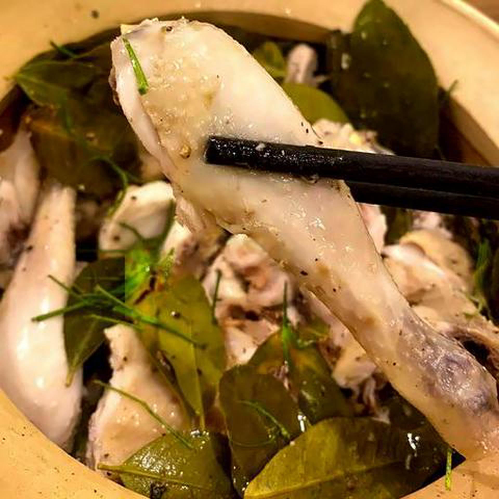 Hình ảnh Gà ta hấp lá chanh - nửa con