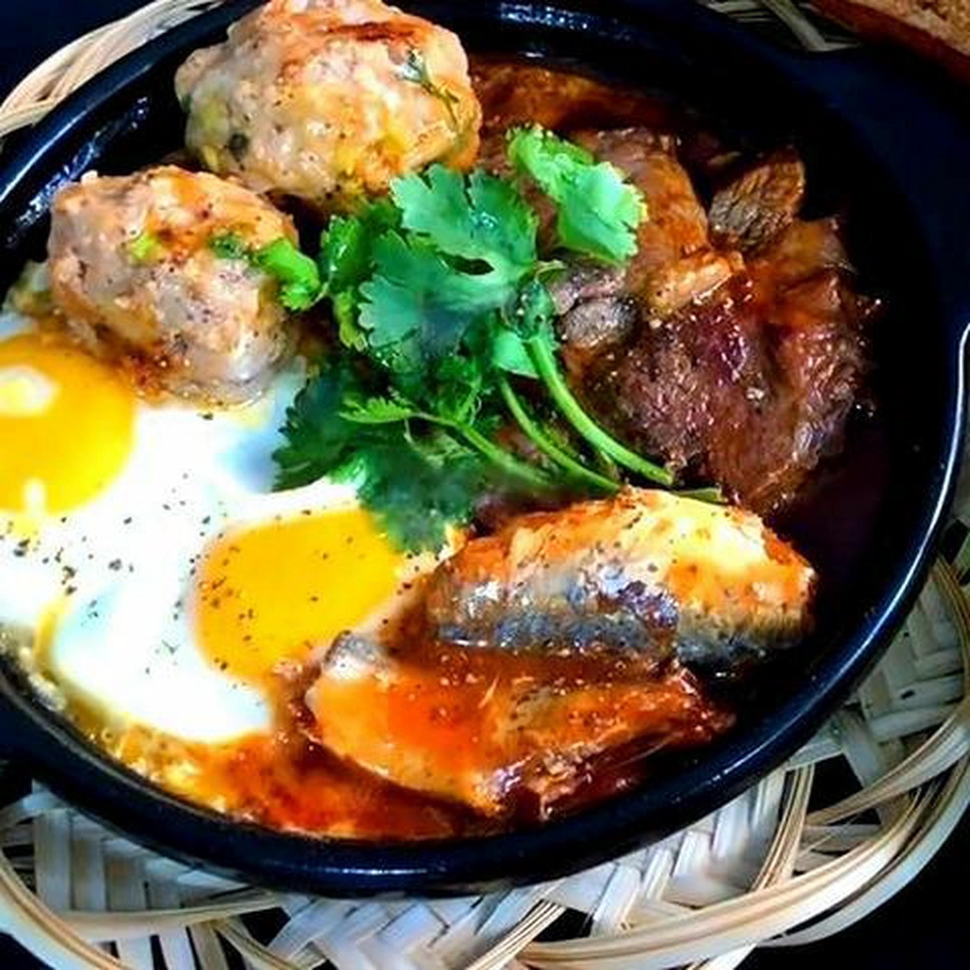Hình ảnh Bánh mì chảo - cá hộp - xúc xích - trứng