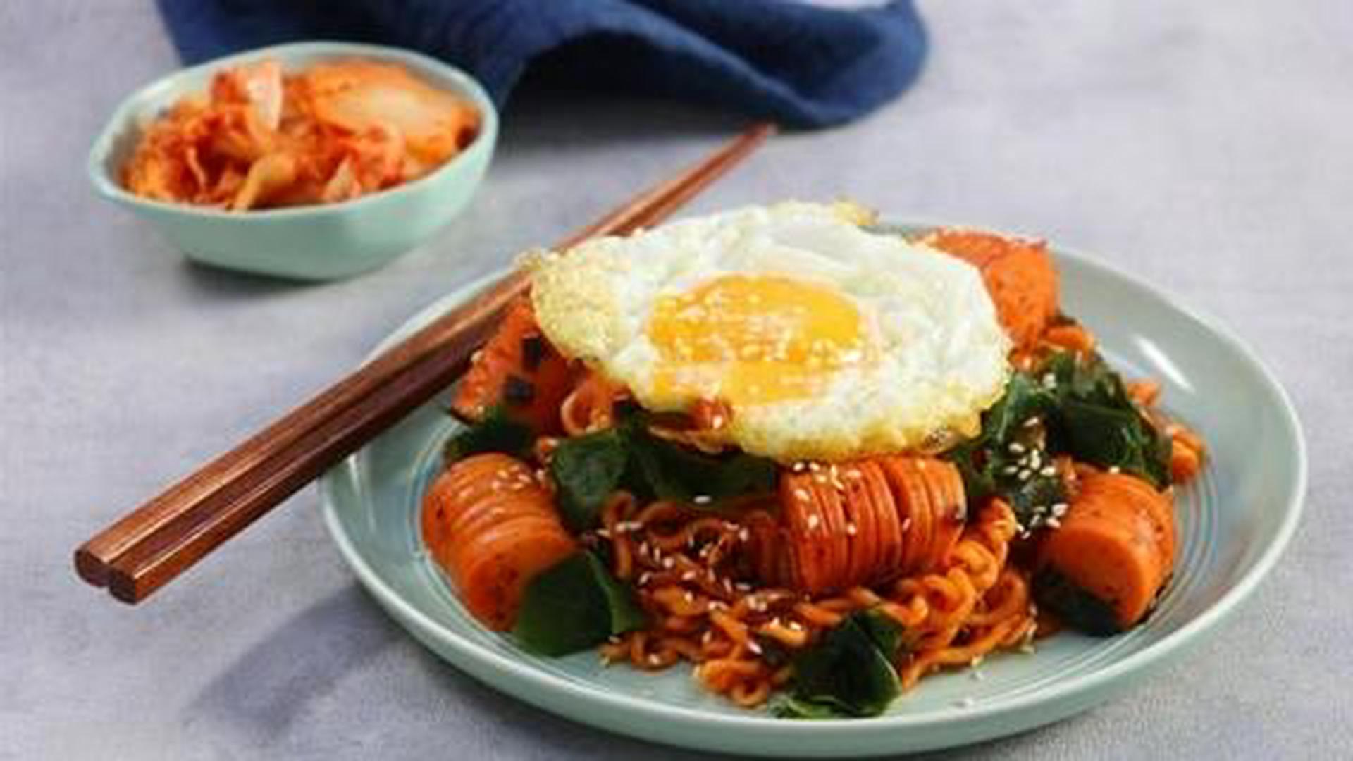 Hình ảnh Mì cay trứng - xúc xích