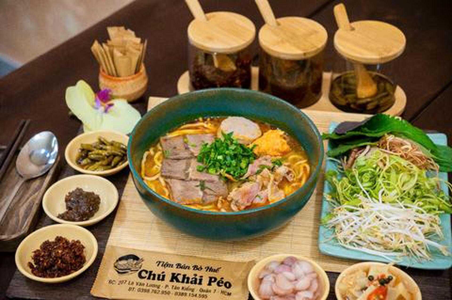 Hình ảnh Bún bò tái + nạm + chả
