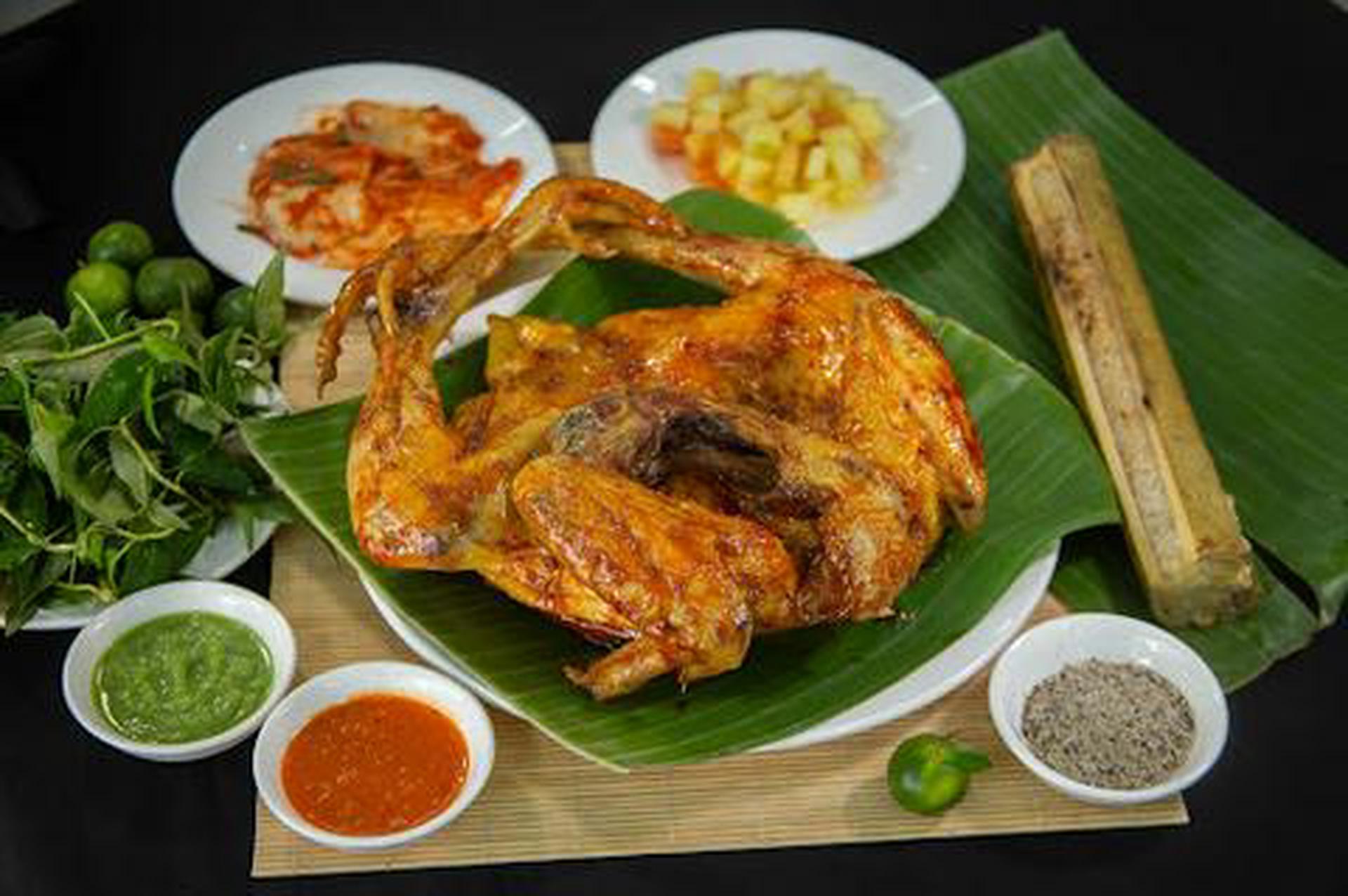 Hình ảnh 1/2 gà tre nướng mắm nhĩ kèm xôi và rau dưa