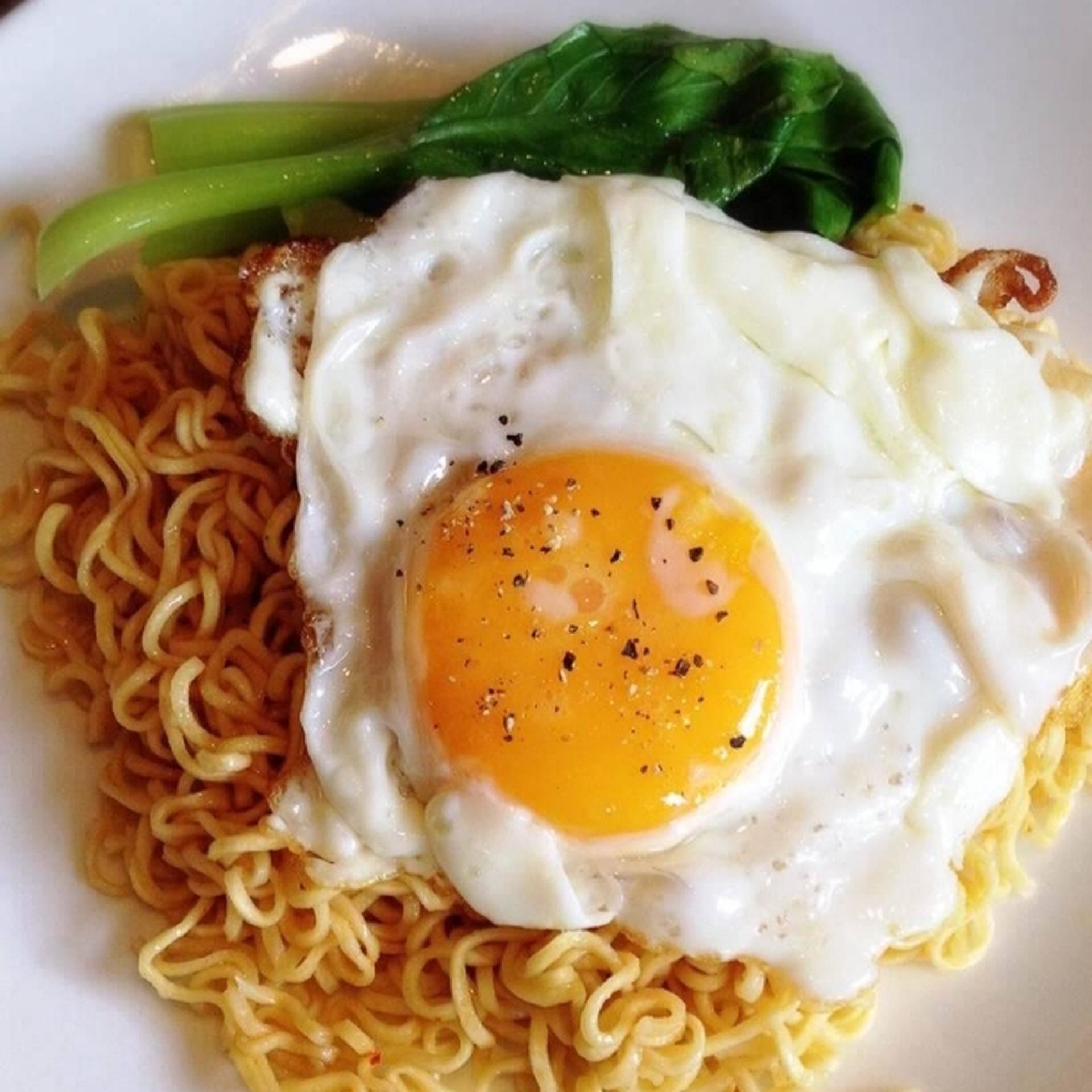 Hình ảnh Mì trộn indomie trứng ốp la 