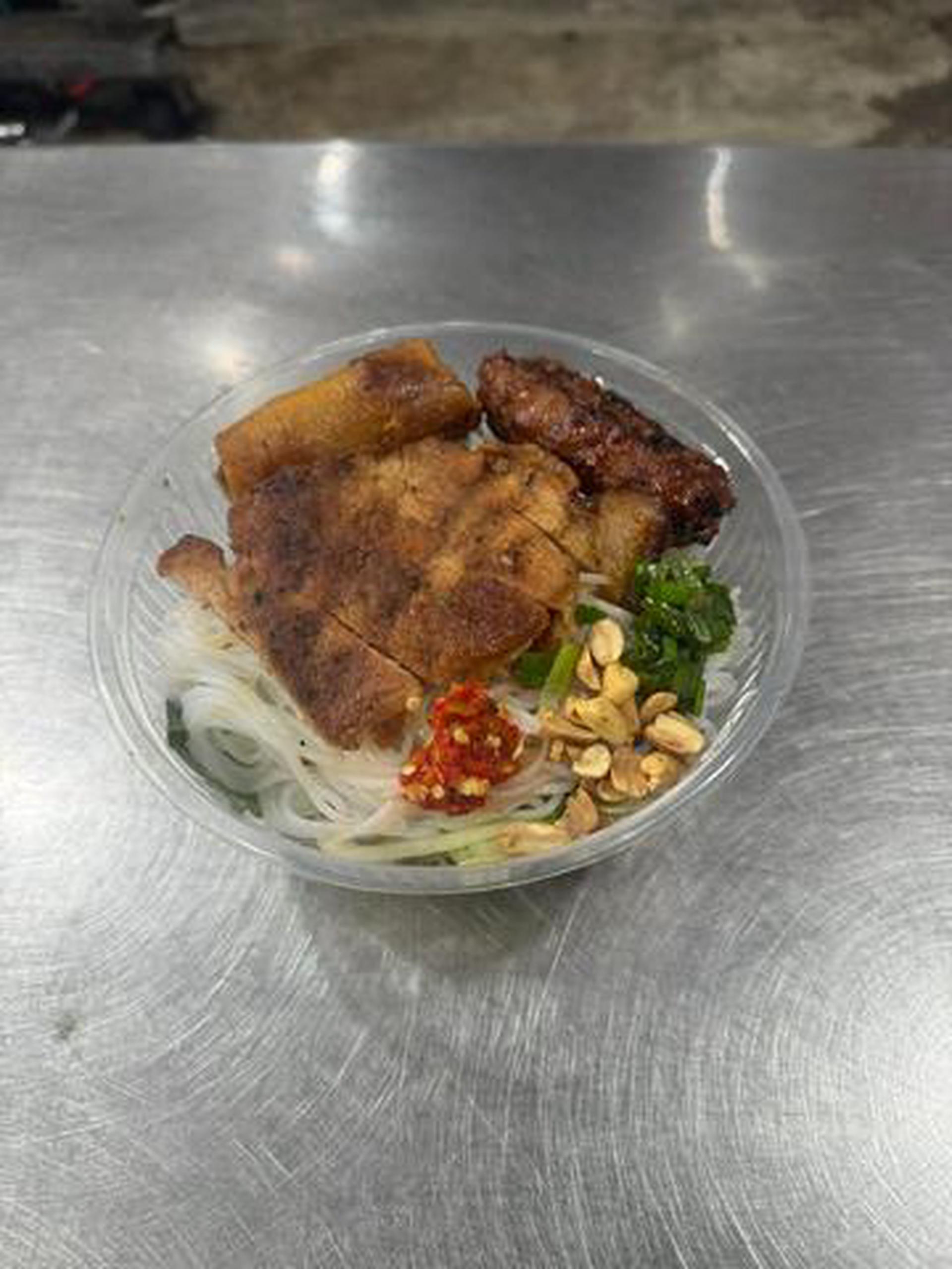 Hình ảnh Bún thịt nướng thập cẩm