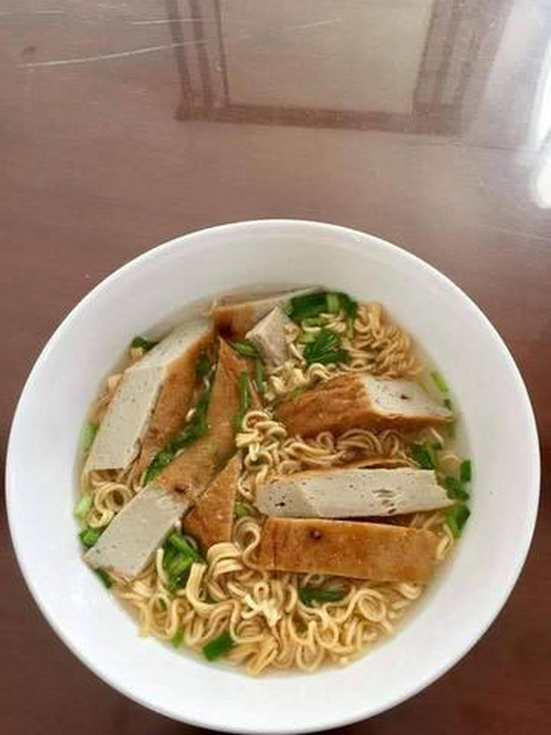 Hình ảnh Mì gói chả cá