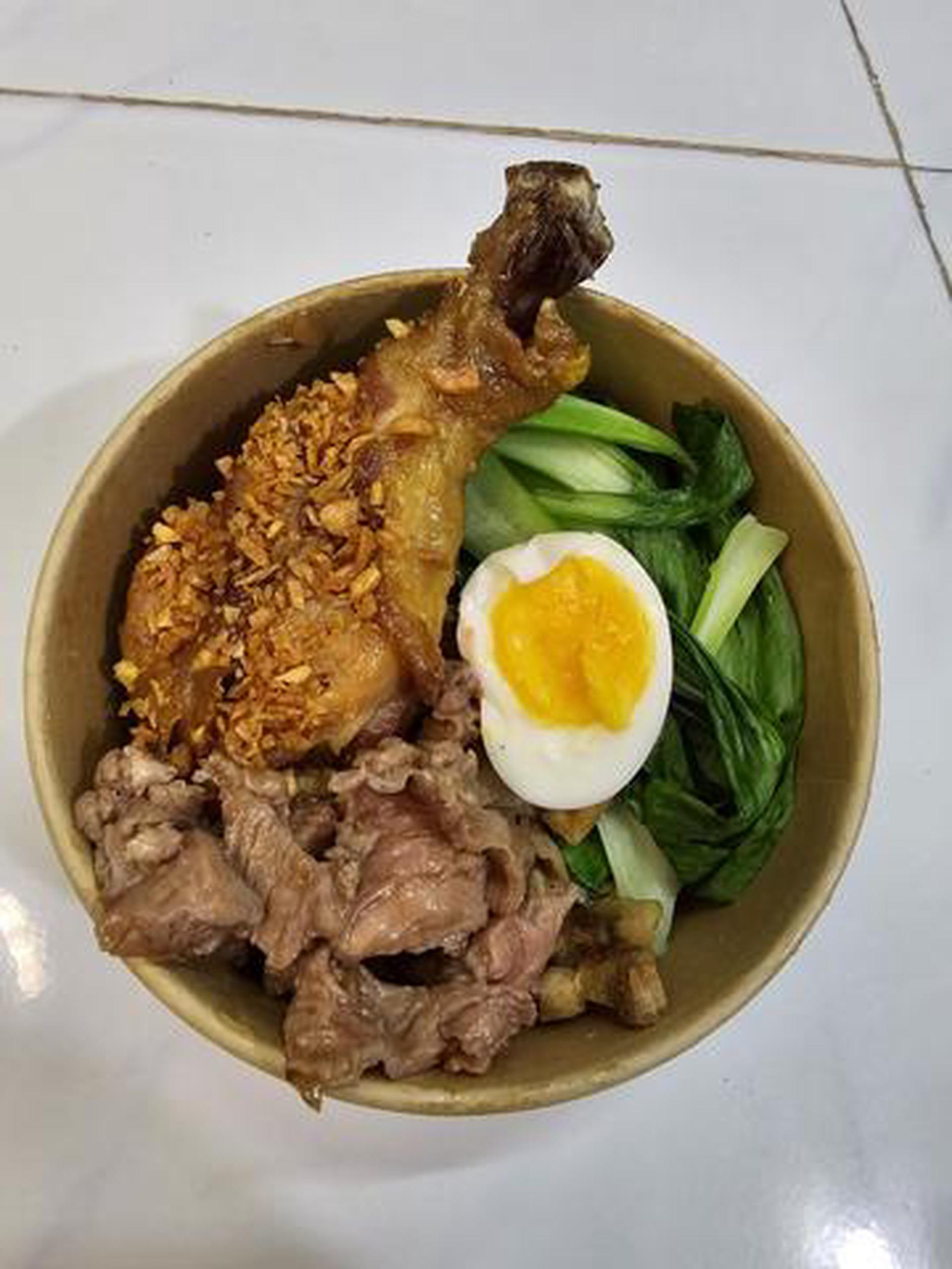 Hình ảnh MÌ TRỘN ĐÙI GÀ MẮM TỎI + BÒ + TRỨNG LÒNG ĐÀO