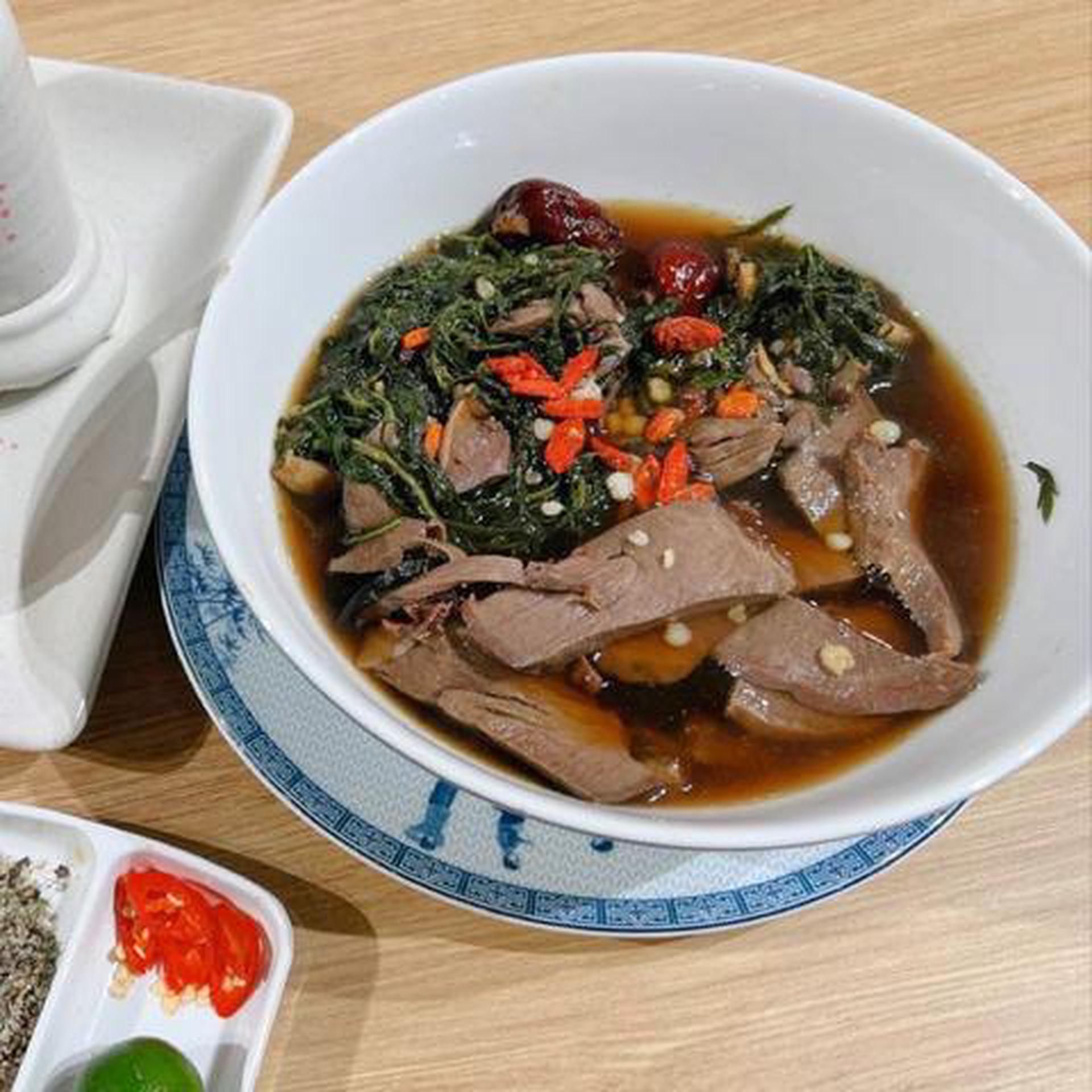 Hình ảnh Tim heo tiềm thuốc bắc - ngải cứu