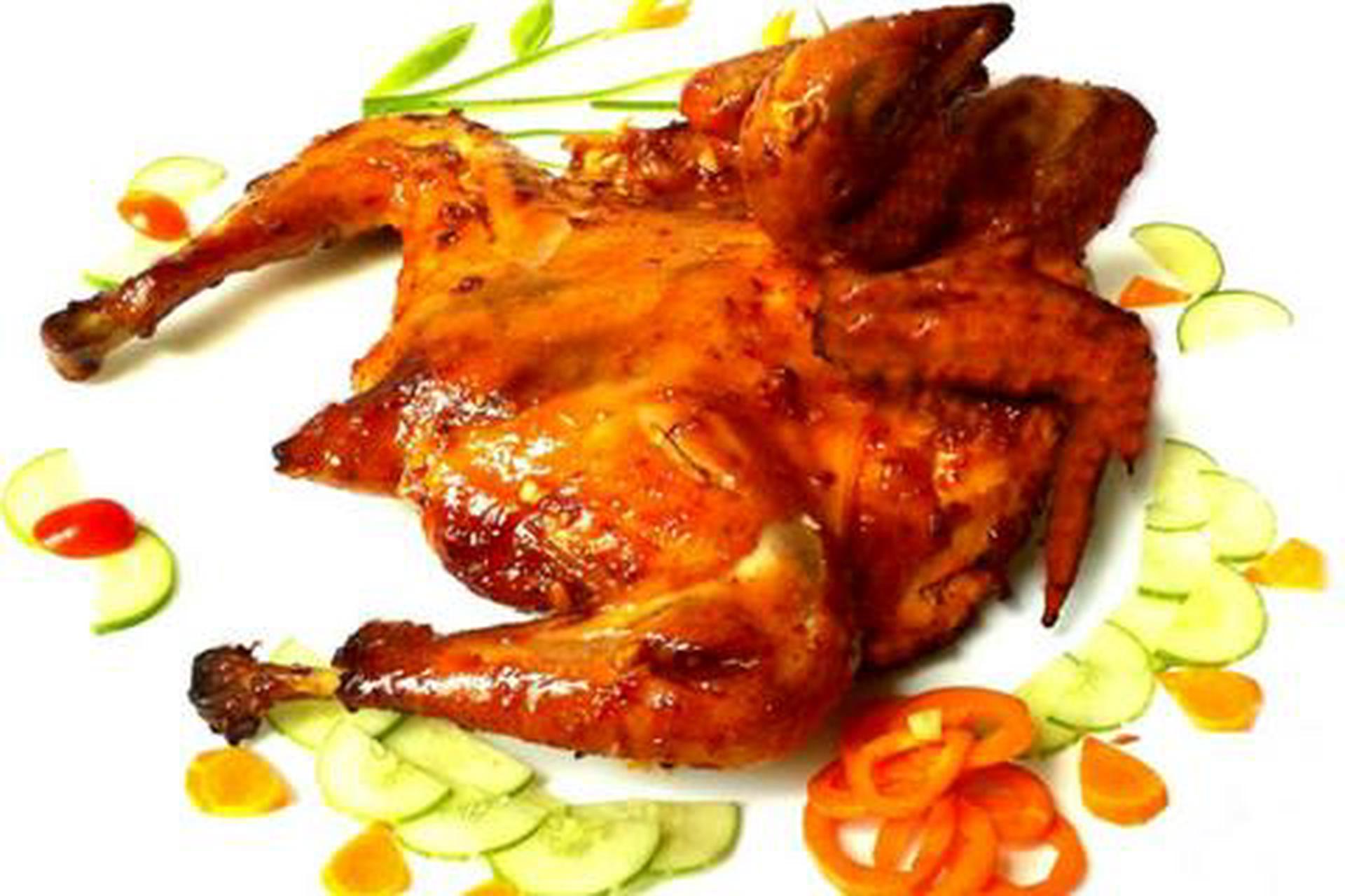 Hình ảnh 1 con gà nướng mật ong kèm xôi và rau dưa