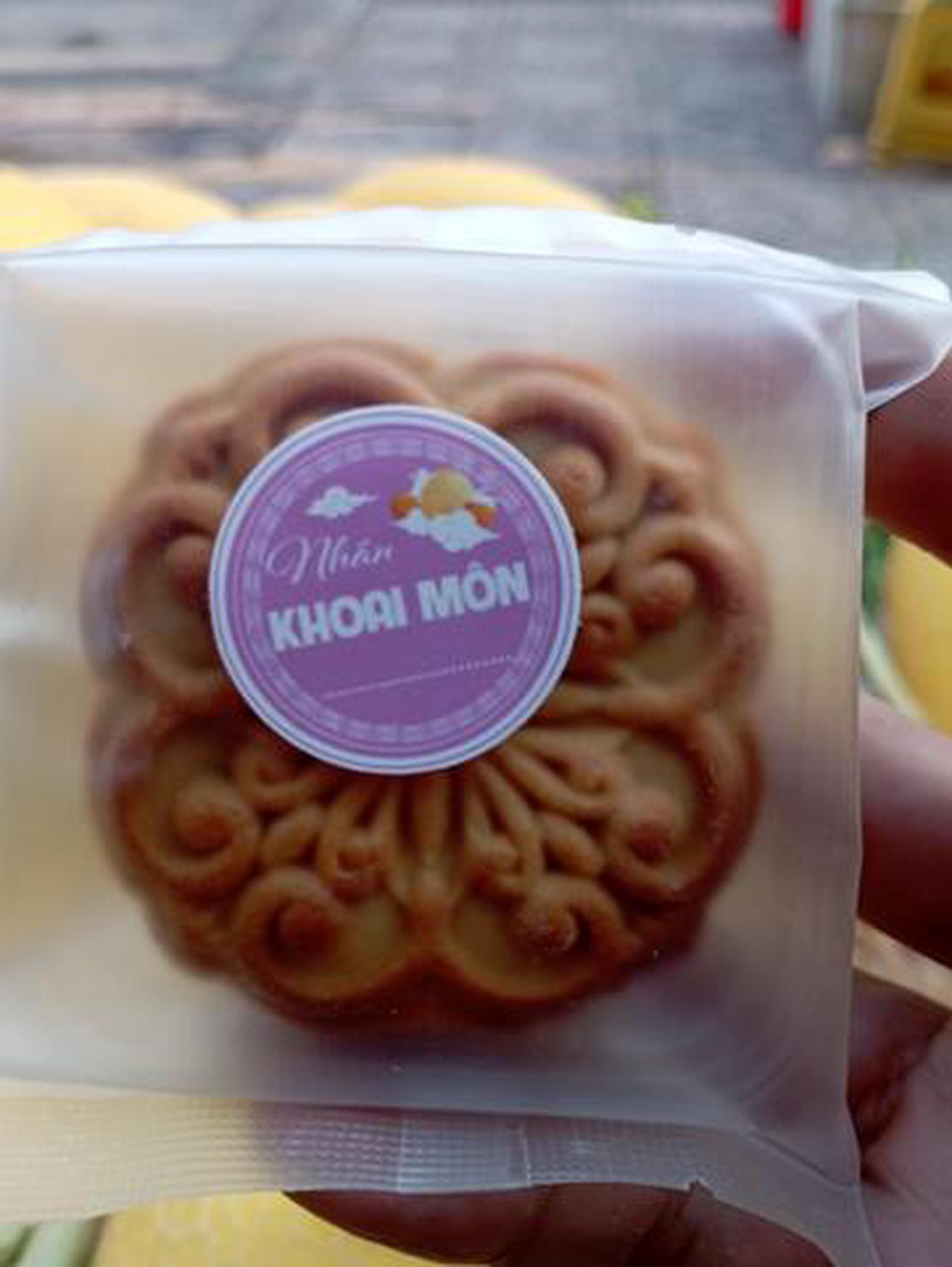Hình ảnh Bánh trung thu chay ít ngọt nhân khoai môn tím 80g
