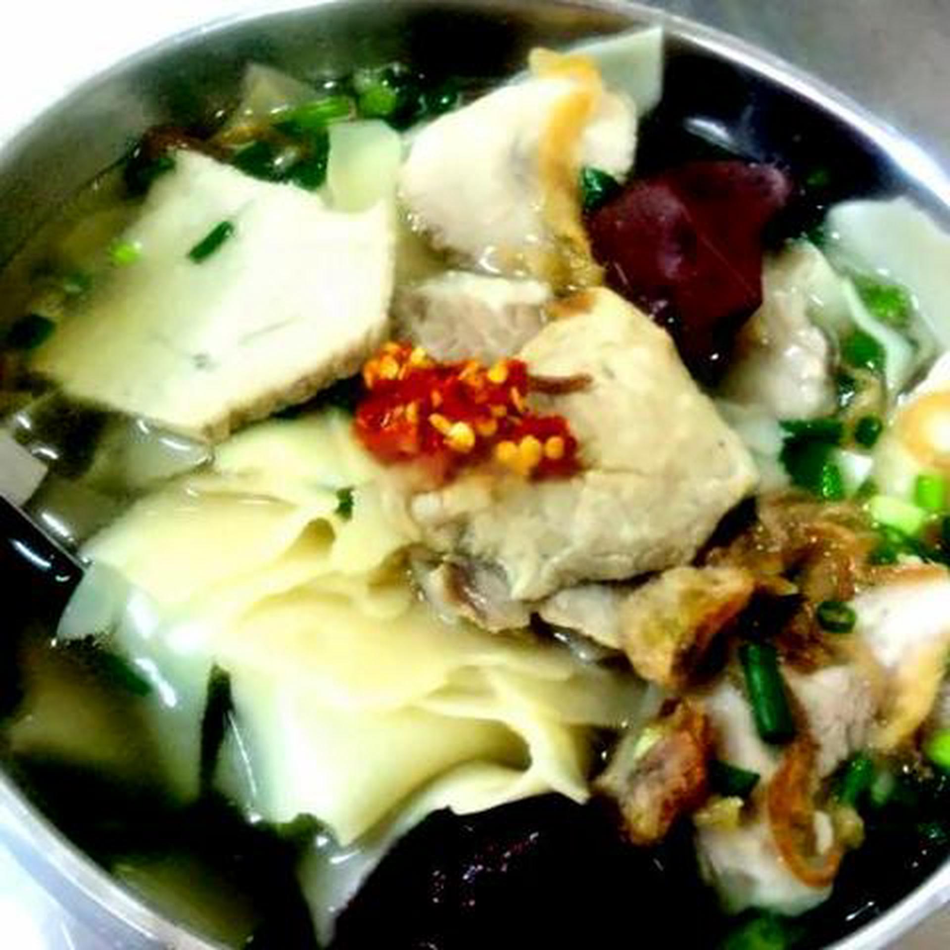 Hình ảnh Hoành thánh lá tô thập cẩm - giò