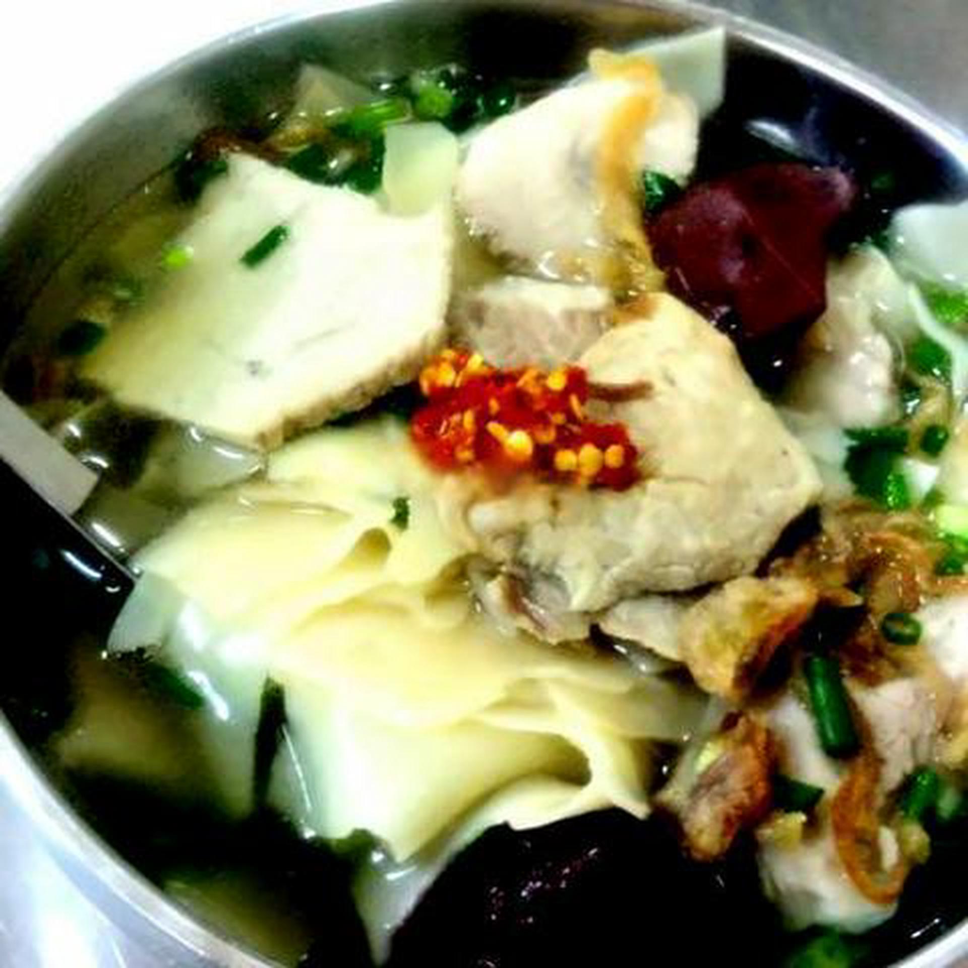 Hình ảnh Hoành thánh lá tô thập cẩm - không giò