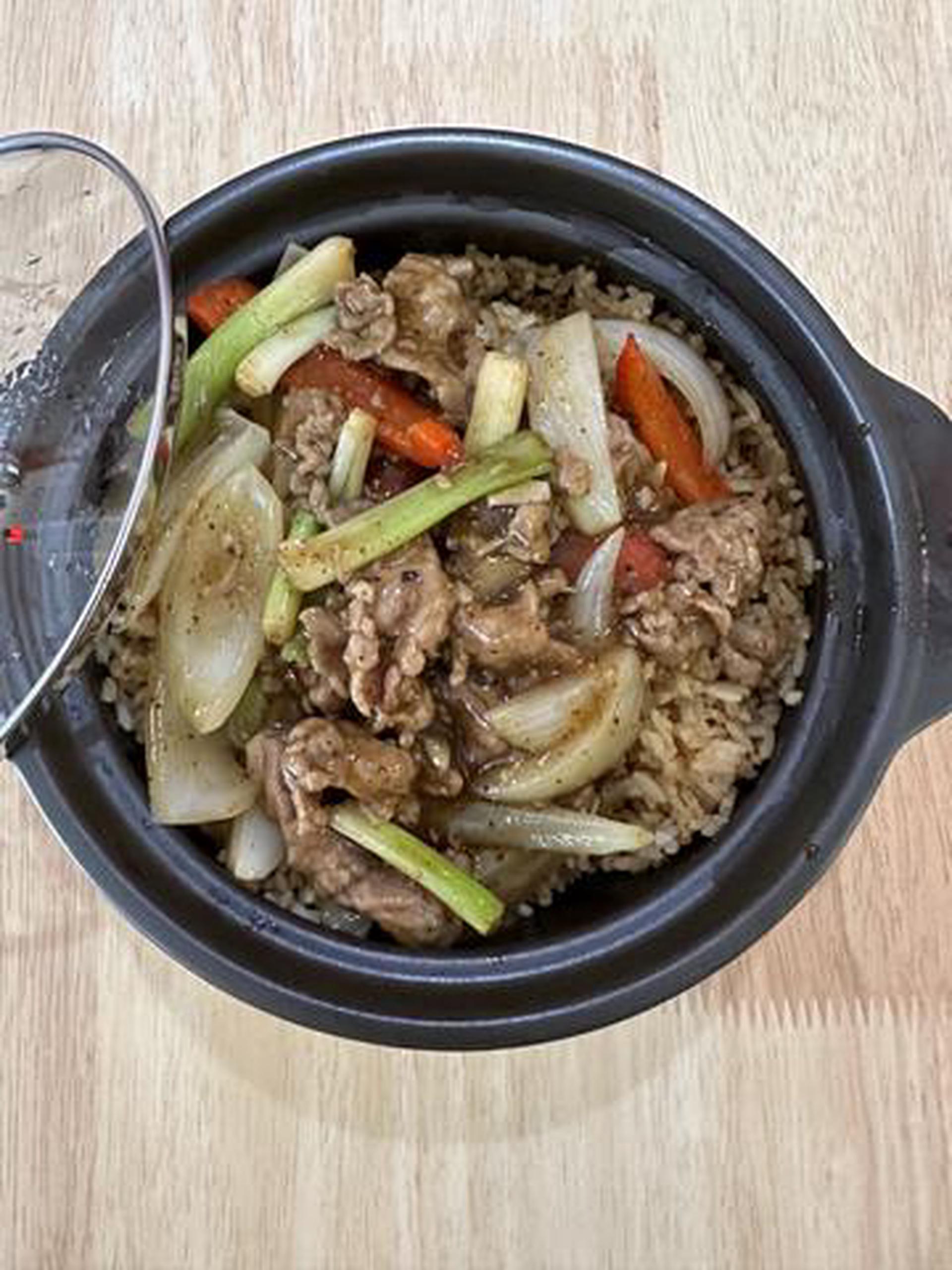Hình ảnh Cơm thố bò tiêu đen