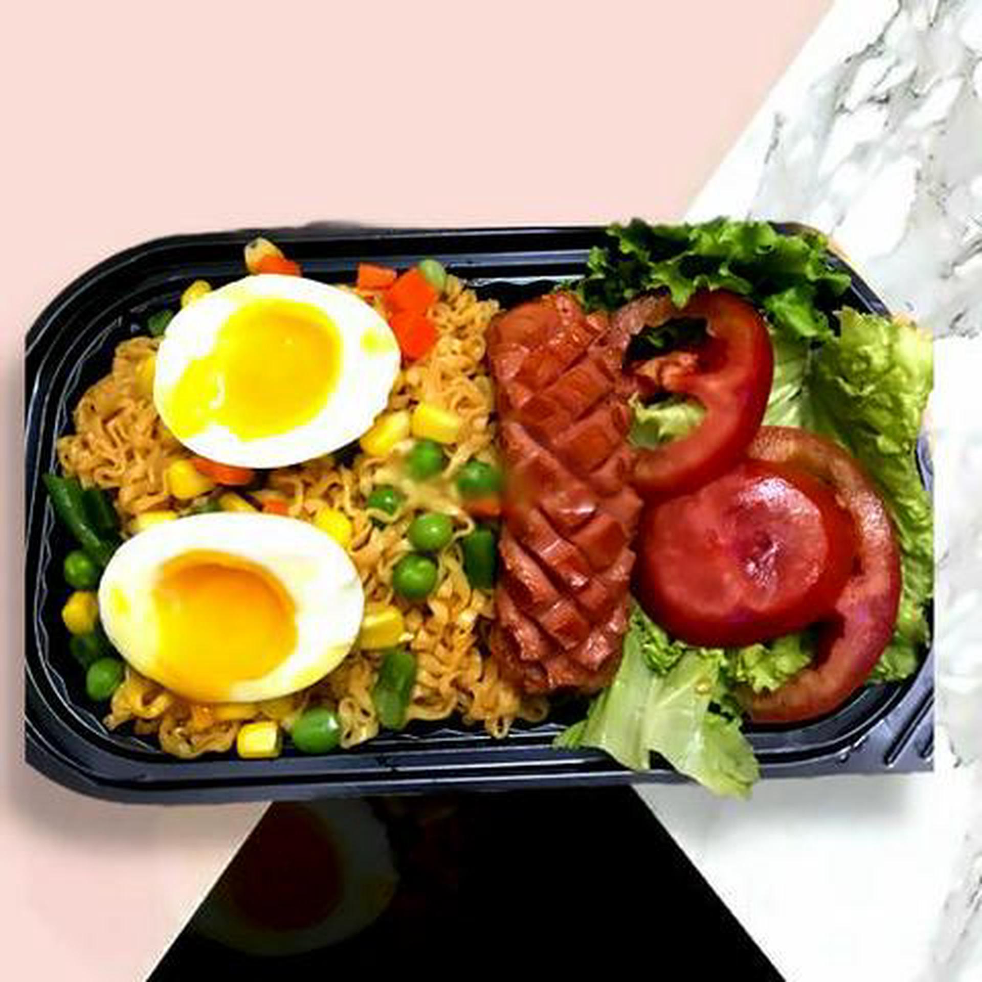 Hình ảnh Mì trộn trứng lòng đào - xúc xích Đức